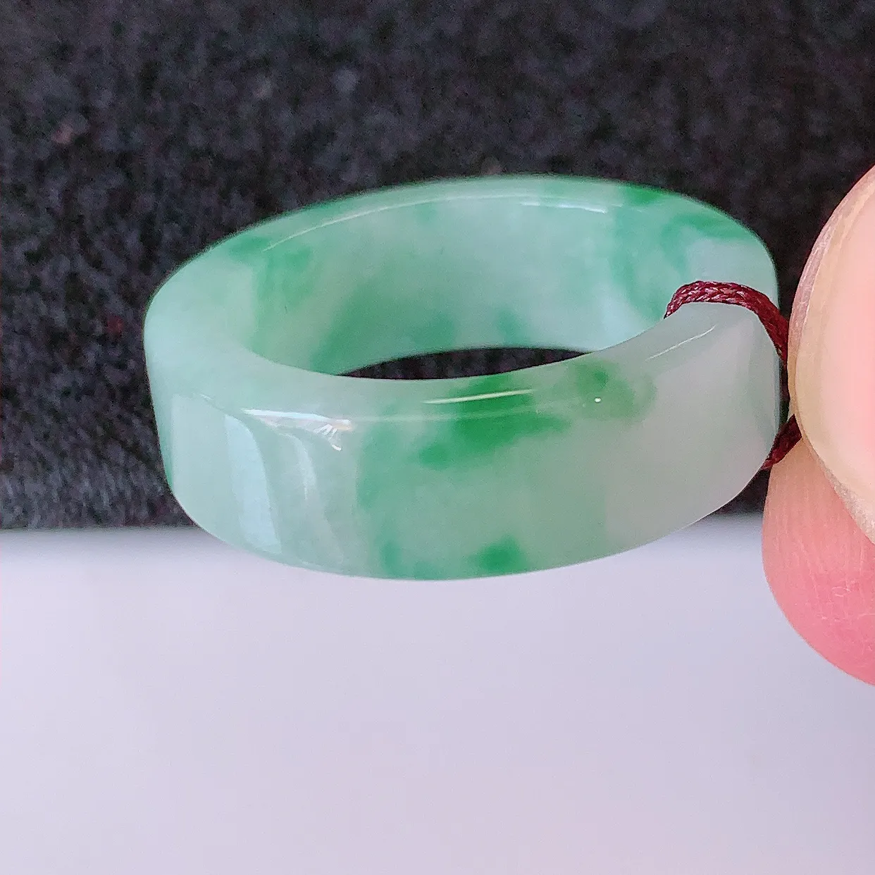 自然光实拍，18.2mm内径冰飘花翡翠指环，玉戒指，玉质莹润，好精美好冰润的指环， 18圈口，上手纤巧！#12.31尺寸18.2-6.8-3mm