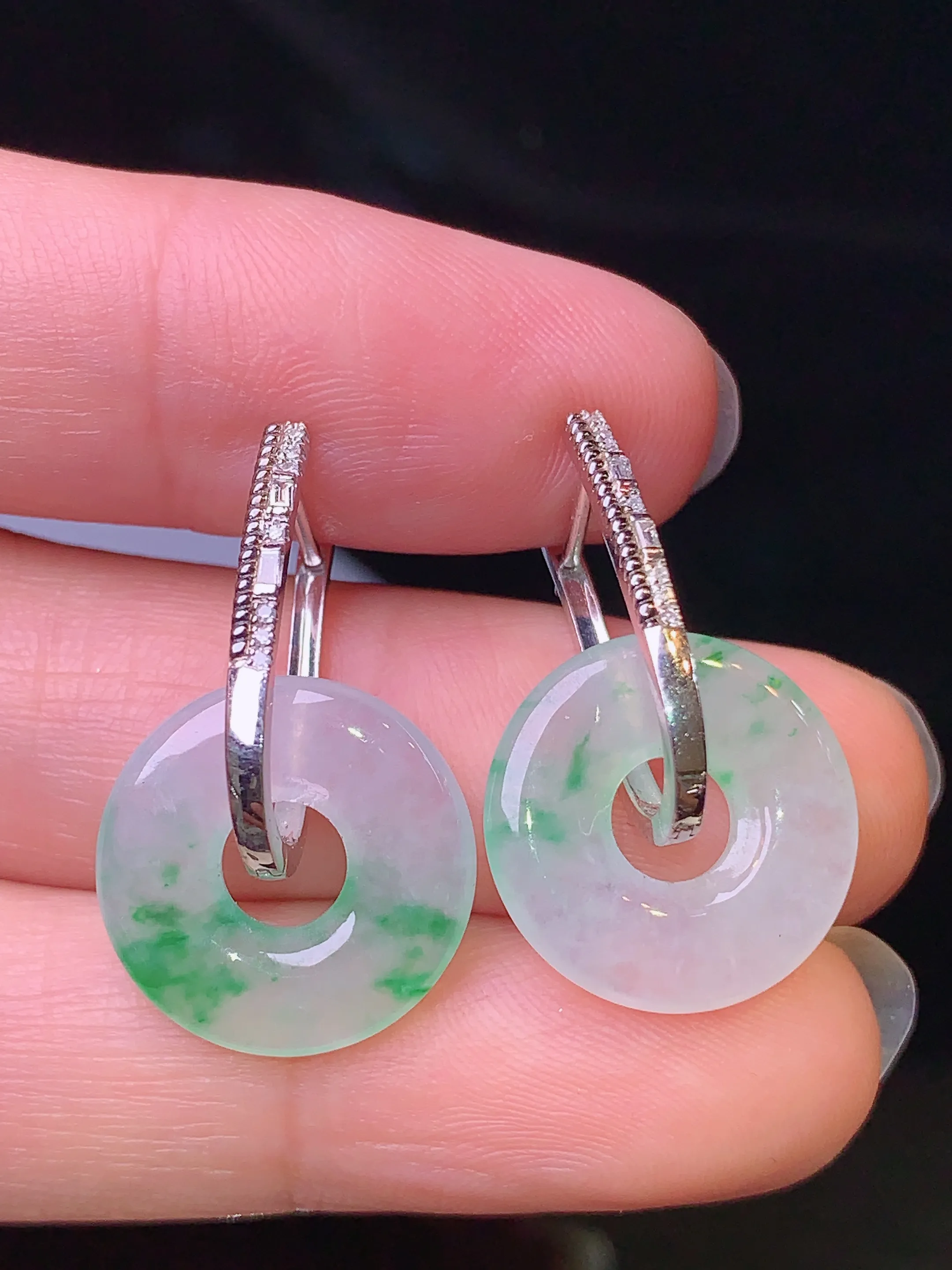 18k金钻镶嵌飘绿平安扣耳坠 玉质细腻 色泽艳丽 整体尺寸24.8*15.3*2.7