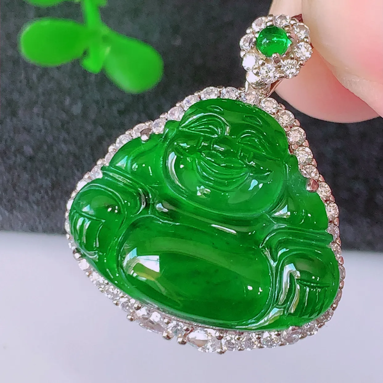 冰透满绿翡翠925银镶嵌佛公吊坠，自然光实拍，翠色灵动，颜色漂亮，种老水足，品相佳，佩戴佳品！#97.31整体27*23*8.2 裸石22*17mm