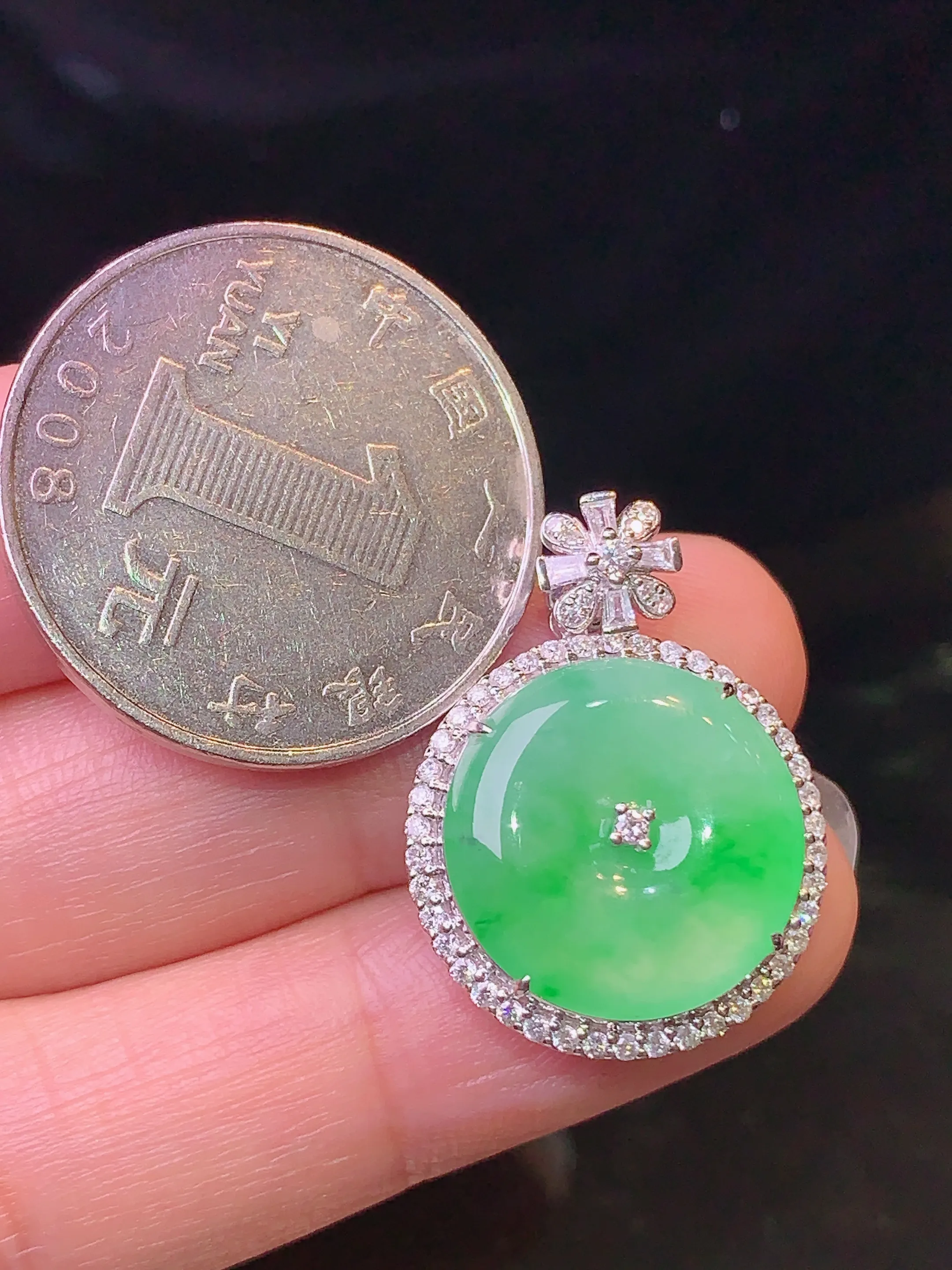 18k金钻镶嵌翠绿平安扣吊坠 玉质细腻 色泽艳丽 整体尺寸25*18.8*7.2