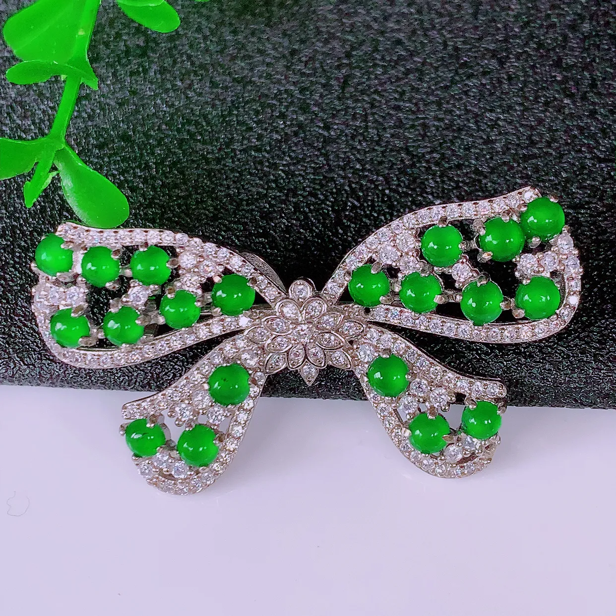 冰透满绿翡翠925银镶嵌蝴蝶结胸针，自然光实拍，翠色灵动，颜色漂亮，种老水足，品相佳，佩戴佳品！#97.5整体42.5*21*8裸石3*3