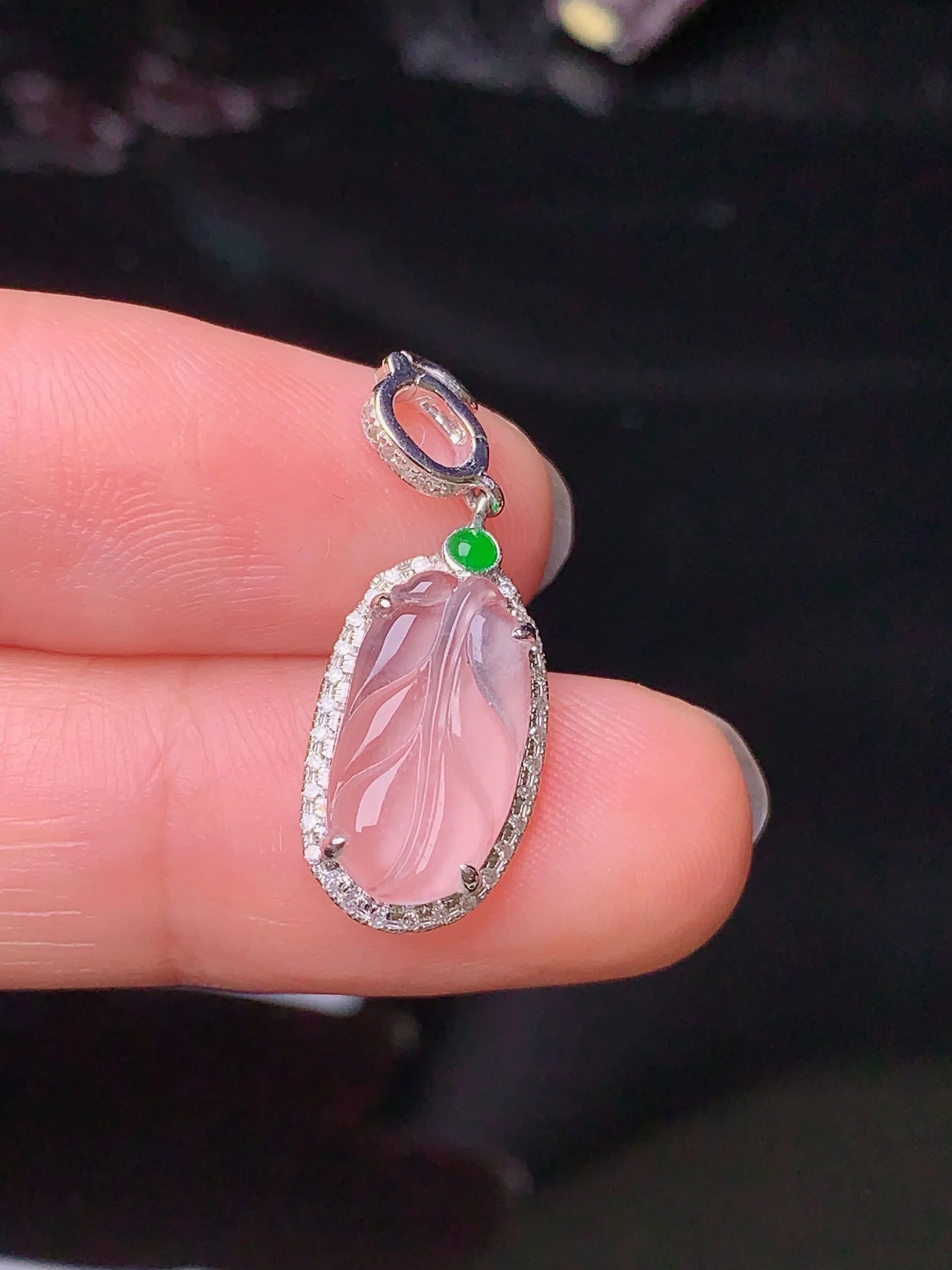 18k金钻镶嵌冰种树叶吊坠 玉质细腻 色泽艳丽 整体尺寸25.2*9.5*4