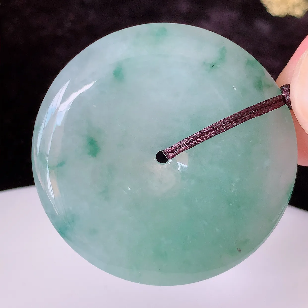 自然光实拍，大件冰飘花翡翠平安扣吊坠，种老水足，雕工精湛 ，寓意美好， 佩戴时尚出众！#05.31