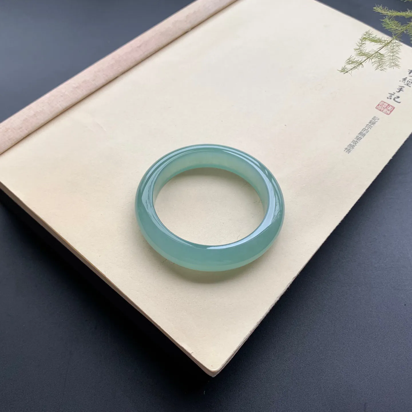 54圈口啤酒绿正圈手镯 尺寸：54-12.6-8.5，无纹裂，水润透亮，胶感十足