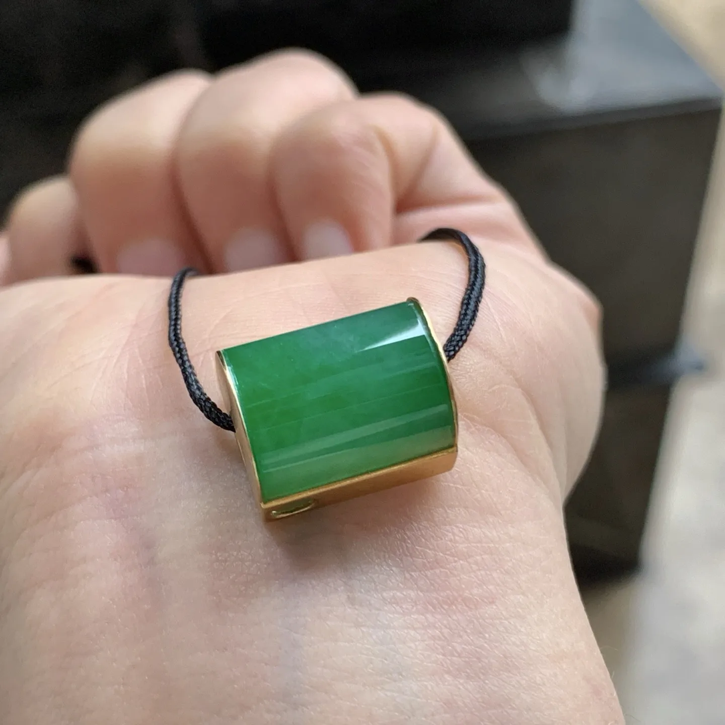 18k金镶嵌辣绿色吊坠^_^颜色鲜艳 玉质温润起光