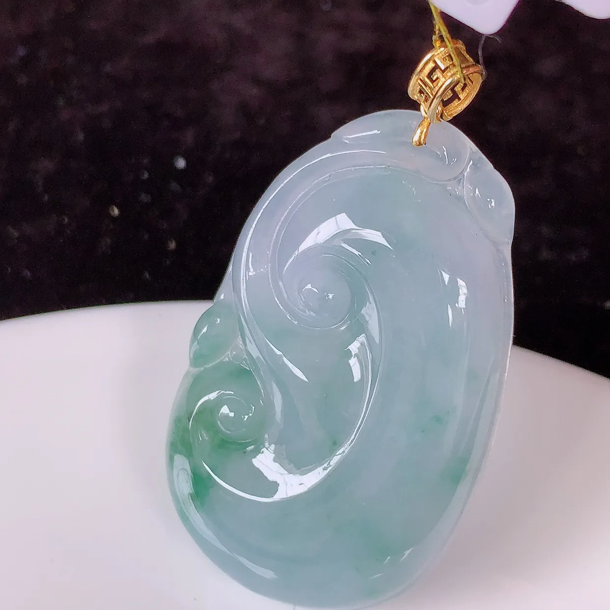 18k金镶嵌冰紫罗兰飘花翡翠如意吊坠，款式新颖，佩戴效果时尚出众，尽显气质，水润精细，美感十足。#3