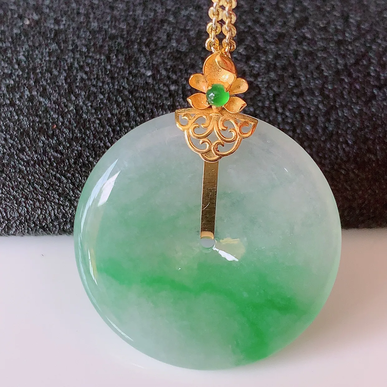 自然光实拍，18K金镶嵌冰种飘绿翡翠平安扣吊坠，玉扣，冰润光泽，寓意平平安安，平安扣佩戴时尚漂亮！#41.31整体30.5-24.5-4.5 裸石24.5*24.5mm