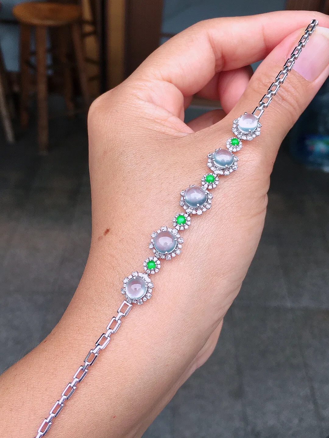 玻璃种蛋面手链，玉质细腻，荧光感超
强，饱满圆润，尽显优雅气质，18k
金豪华镶嵌