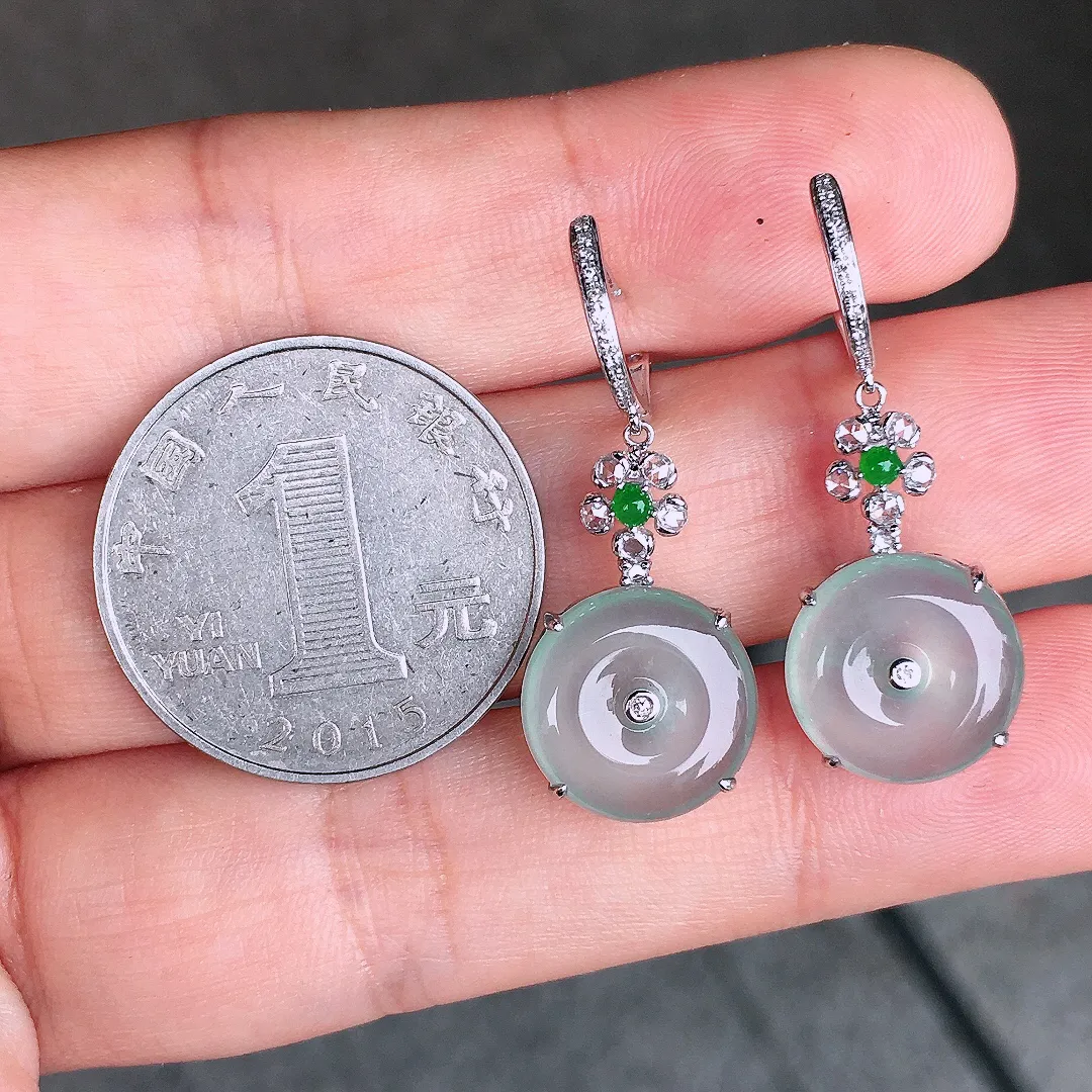 冰种平安扣耳坠，玉质细腻，荧光感超
强，饱满圆润，尽显优雅气质，18k
金豪华镶嵌