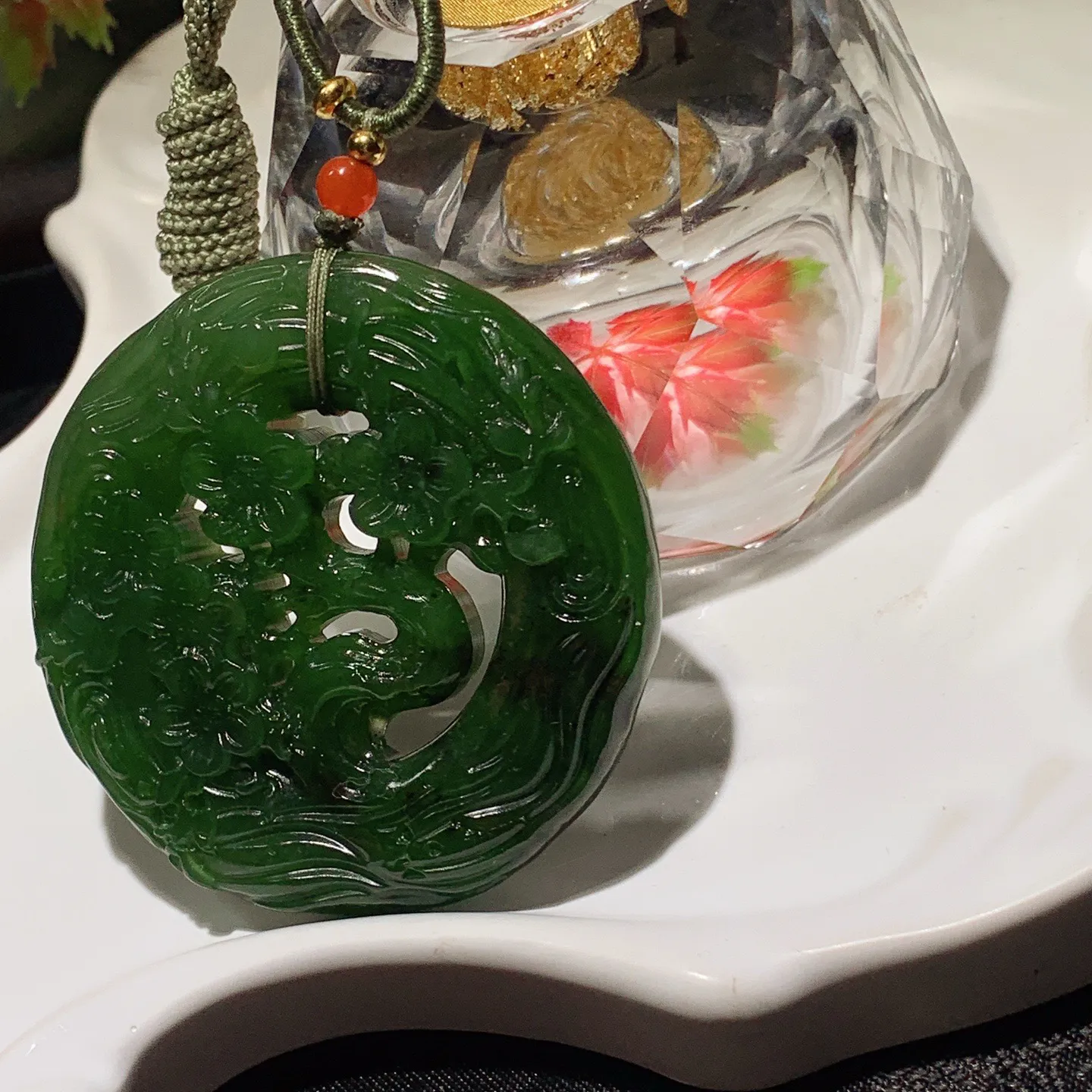 和田玉菠菜绿俄罗斯碧玉喜上眉梢挂件。尺寸54/9重44.5克。玉质细腻油润。手推出油。佩戴高端典雅。lt251107