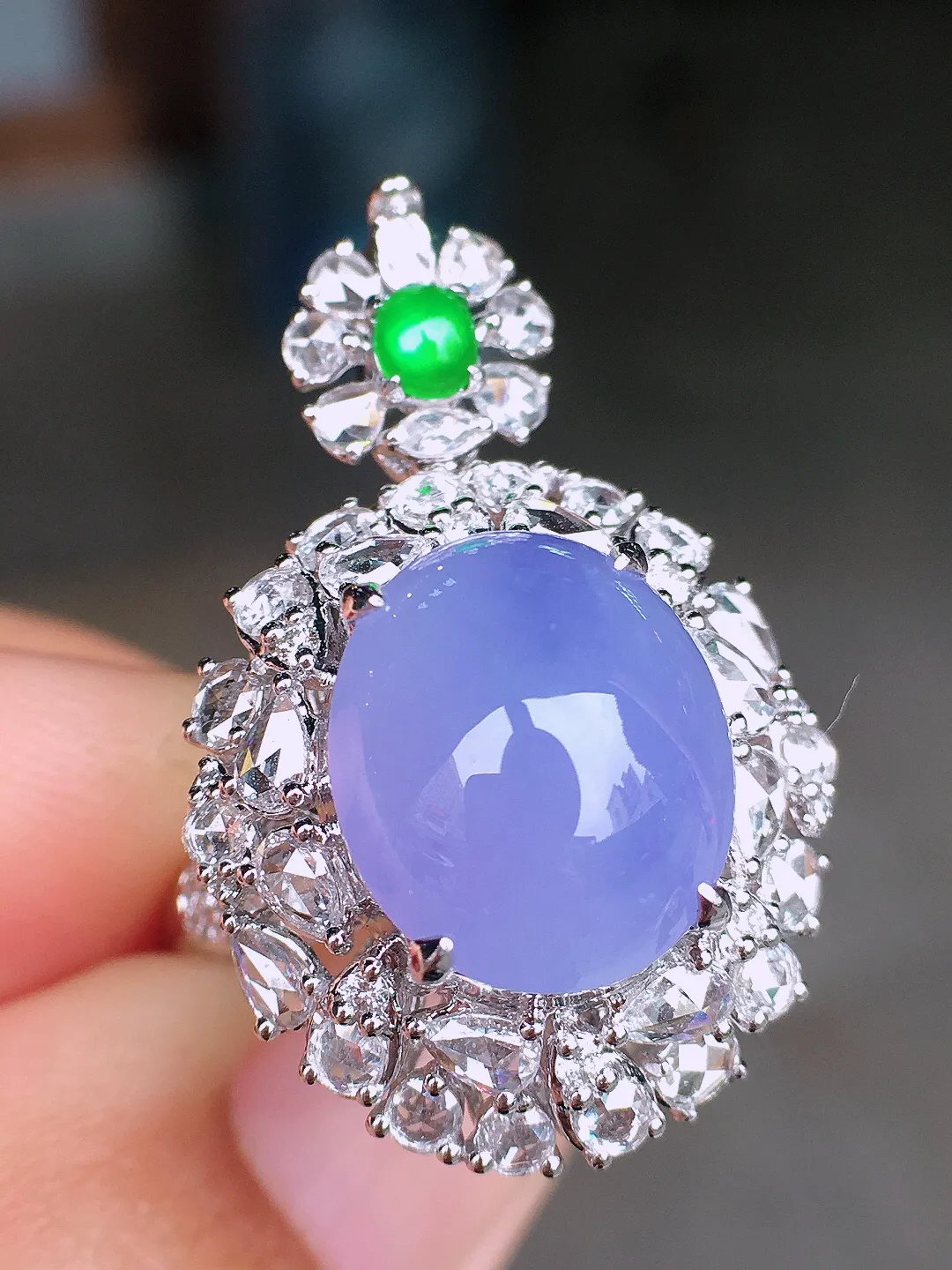 紫罗兰蛋面戒指/吊坠两用款，色泽均匀艳丽，玉质细腻，荧光感超
强，饱满圆润，尽显优雅气质，18k
金豪华镶嵌