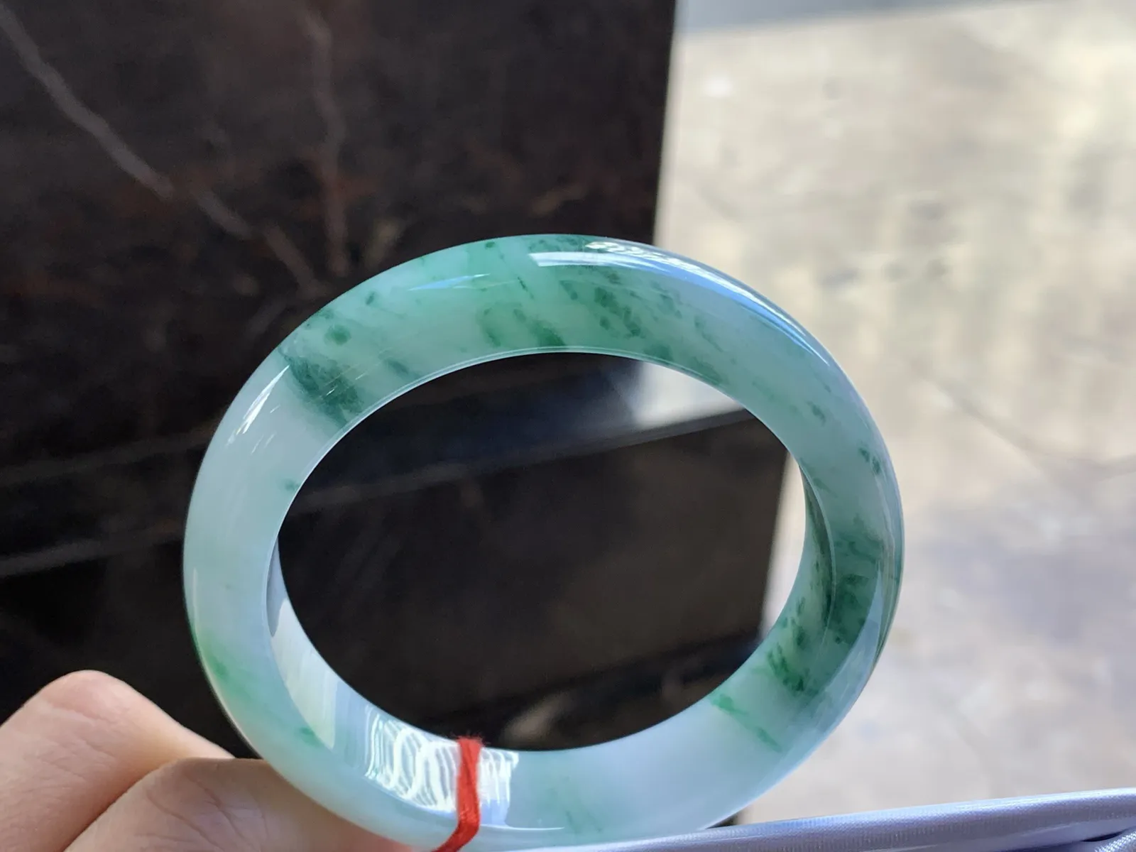 57.5-13.8-8.3

飘花手镯^_^玉质温润