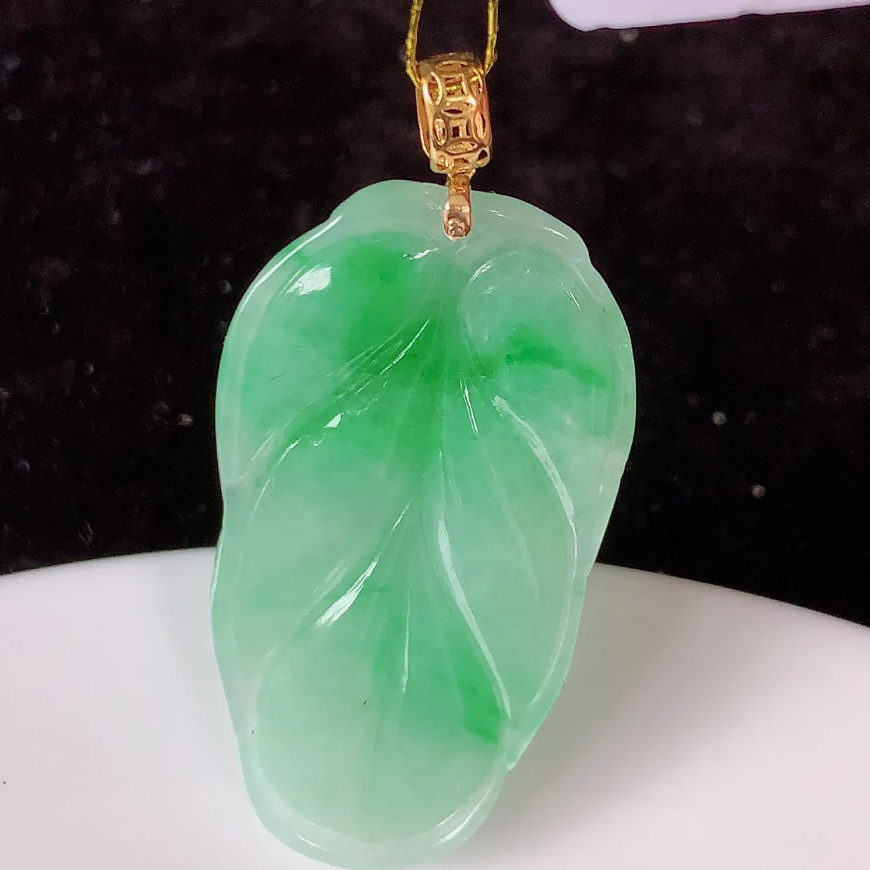 18K金镶嵌飘绿翡翠叶子吊坠 ，种水足，色泽清新，工艺精湛，叶子寓意美好；金枝玉叶，事业有成。#35.5
