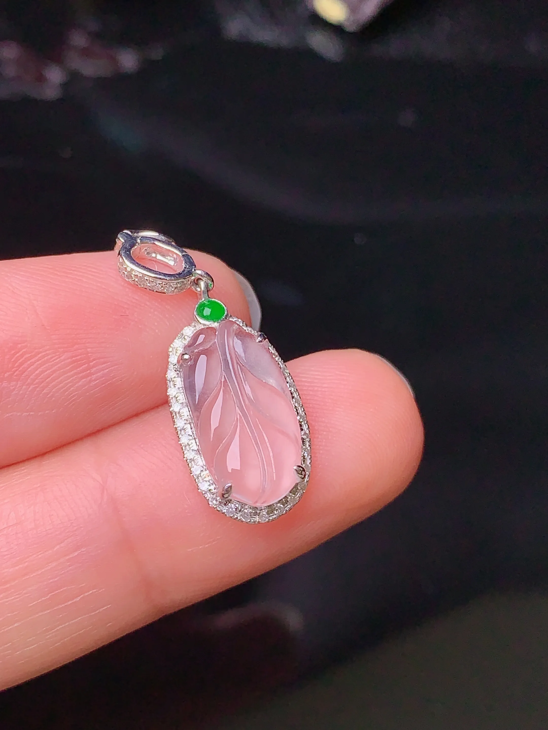 18k金钻镶嵌冰种树叶吊坠 玉质细腻 色泽艳丽 整体尺寸25.2*9.5*4