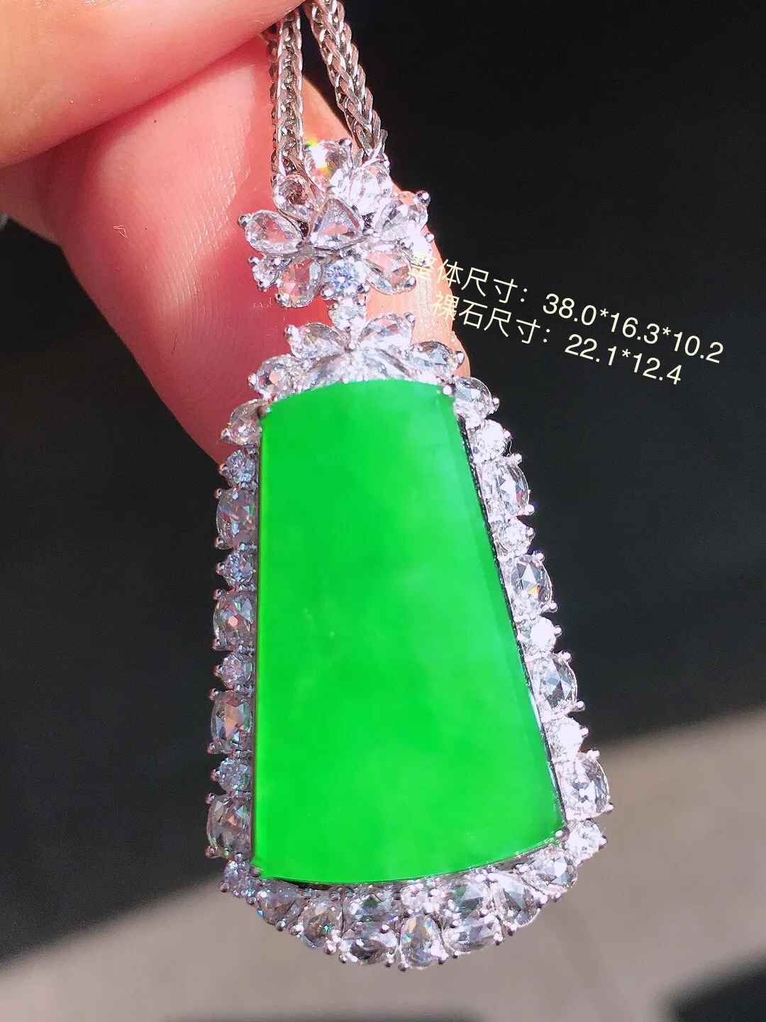 阳绿无事牌吊坠，色泽均匀艳丽，玉质细腻，荧光感超
强，饱满圆润，尽显优雅气质，18k
金豪华镶嵌