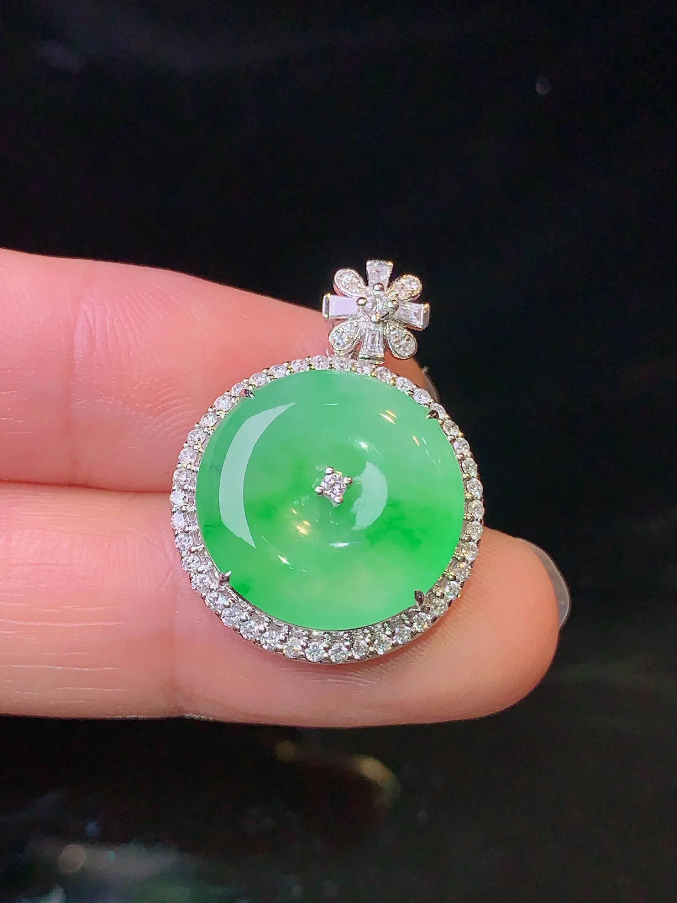 18k金钻镶嵌翠绿平安扣吊坠 玉质细腻 色泽艳丽 整体尺寸25*18.8*7.2