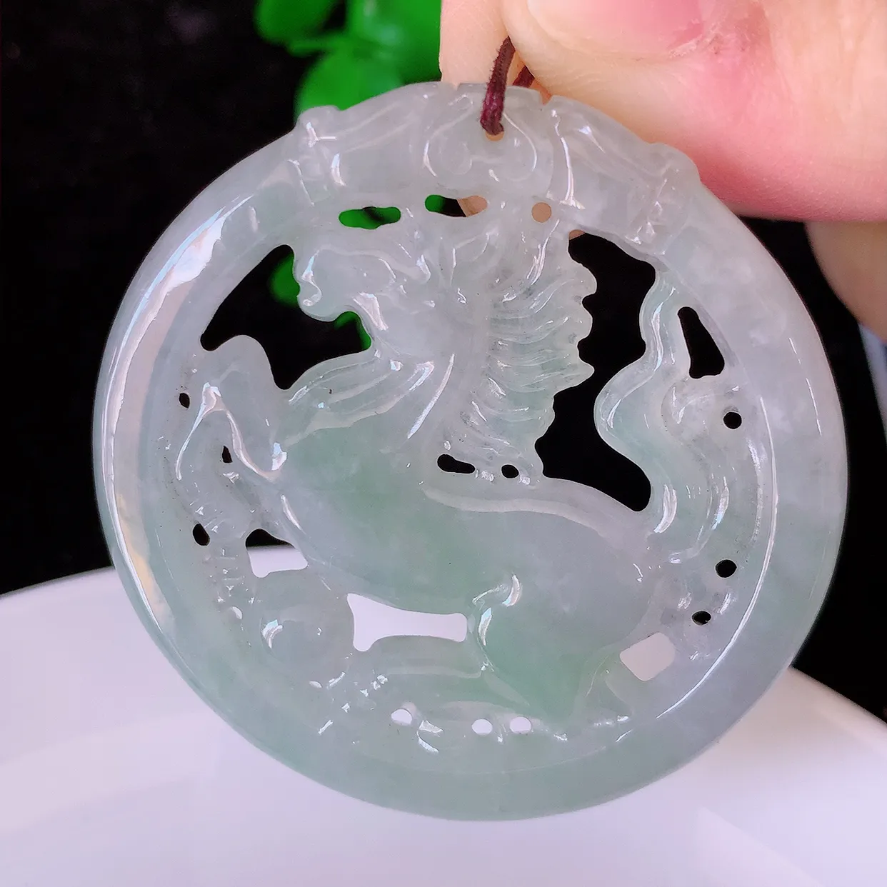 自然光实拍，特色镂空雕冰飘花翡翠生肖马吊坠，种老水足，雕工精湛 ，寓意美好， 佩戴时尚出众！#57.
