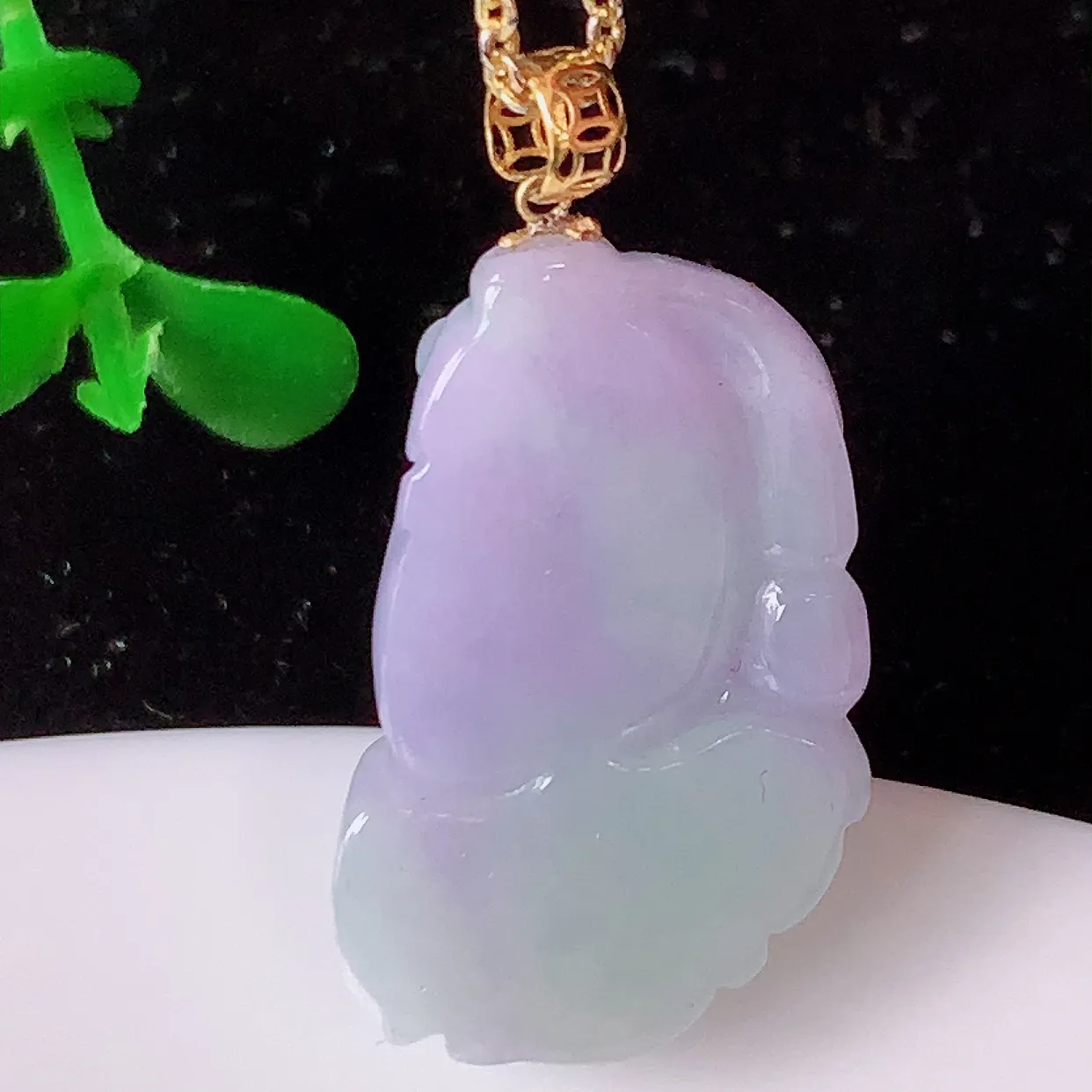 自然光实拍，18K金镶嵌冰润紫罗兰翡翠年年有余，自由自在玉吊坠，寓意财源广进，雕工婉约，栩栩如生，佩戴优雅迷人！#1.5