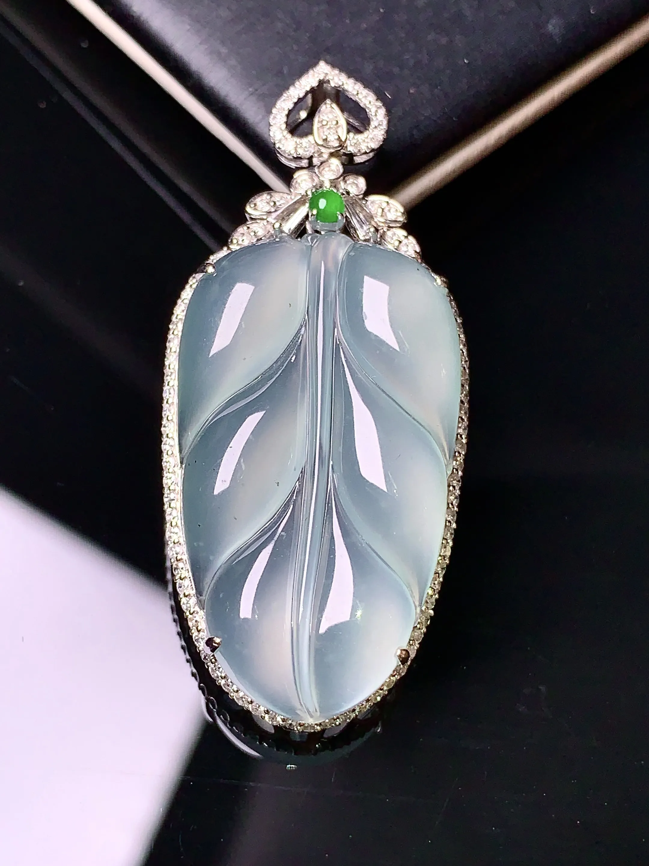 18k金钻镶嵌冰种树叶吊坠 玉质细腻 色泽艳丽 整体尺寸39.5*17.8*7