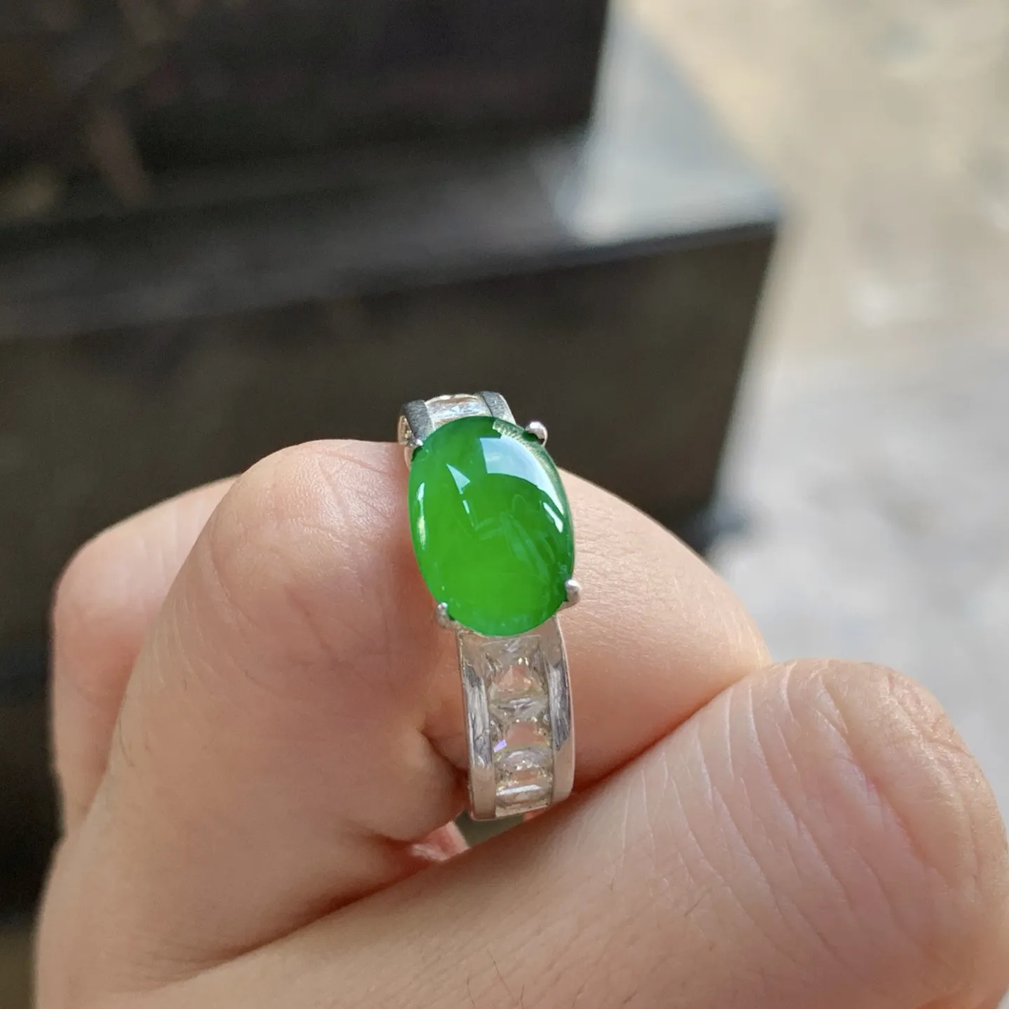 冰种辣绿色戒指^_^颜色浓郁 鲜艳 铜拖