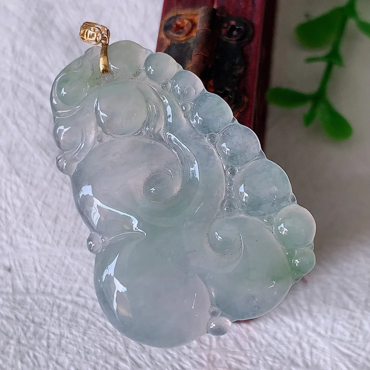 18K金镶嵌冰种翡翠如意吊坠，种老水足，雕工精湛 ， 寓意美好， 佩戴时尚出众！#41.31