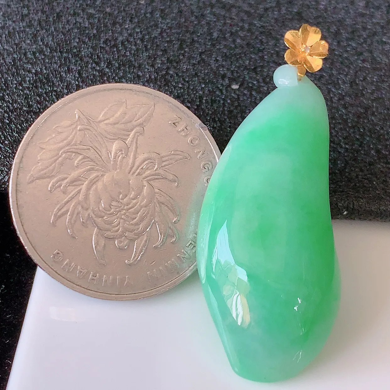 18K金镶嵌冰润满绿翡翠招财福瓜吊坠，精美饱满福瓜，种水足，形态圆润饱满， 福相十足 ！#01.31整体41裸石36*15-8.8mm