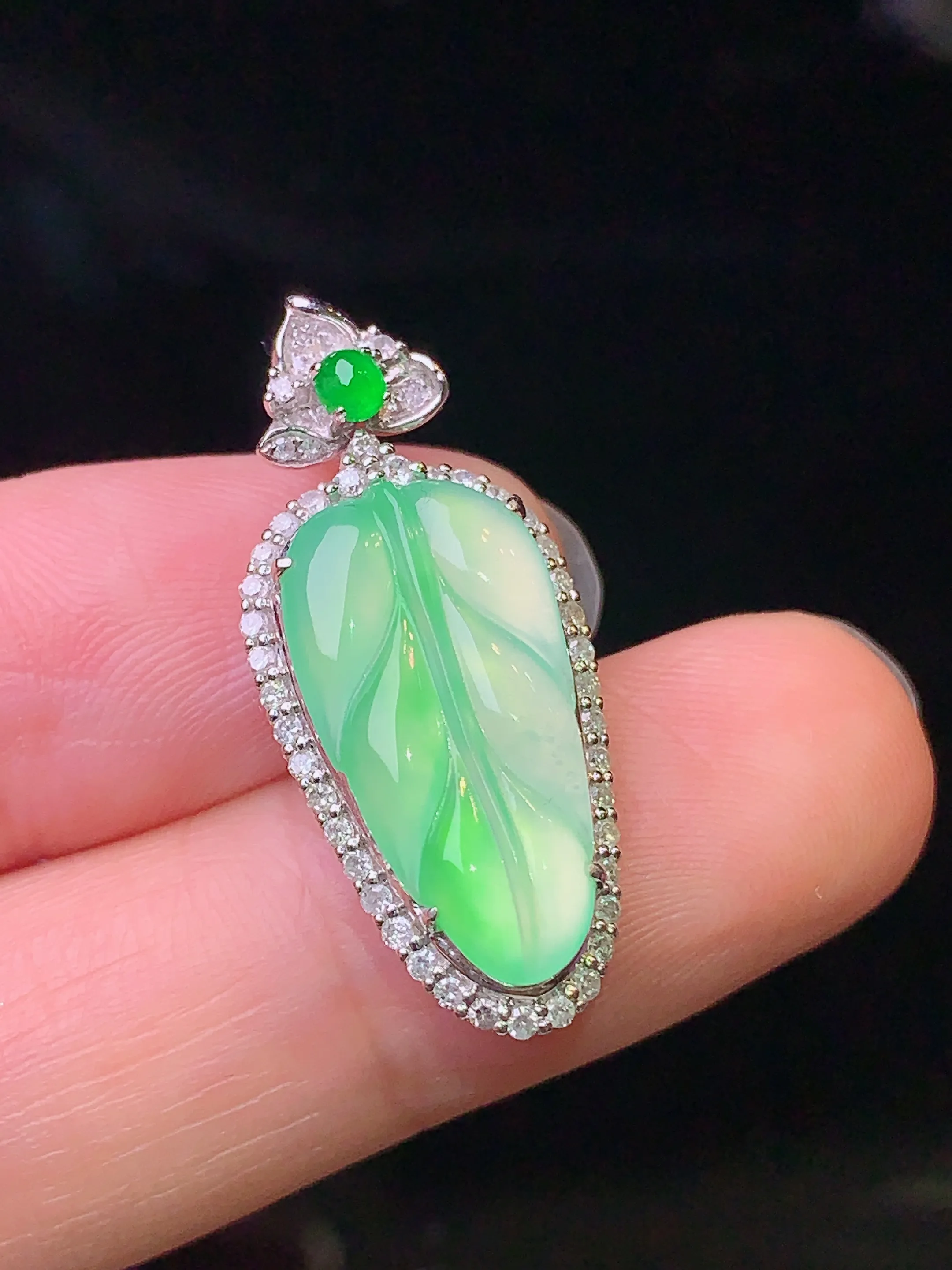 18k金钻镶嵌翠绿树叶吊坠 玉质细腻 色泽艳丽 整体尺寸28.2*12.2*6.3