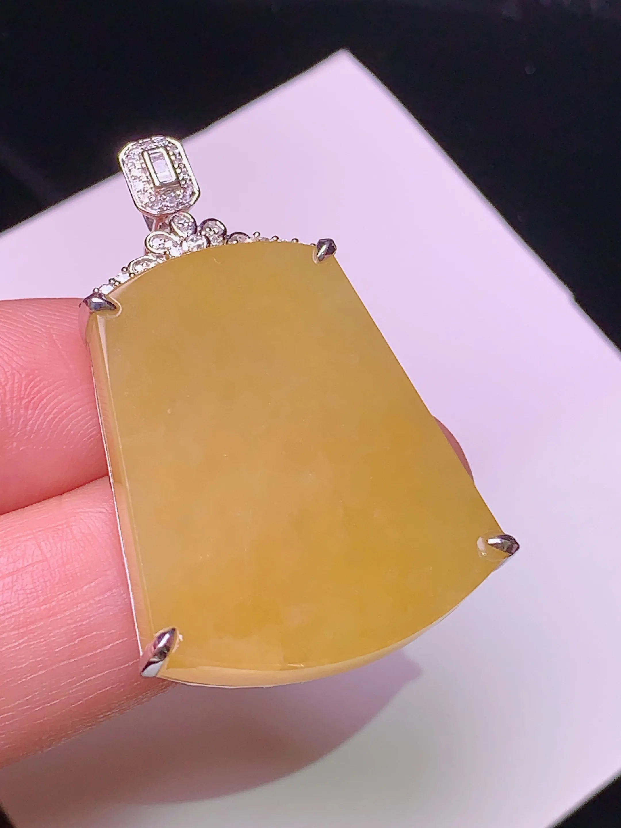 18k金钻镶嵌黄翡无事牌吊坠 玉质细腻 色泽艳丽 整体尺寸28.3*24*6.3