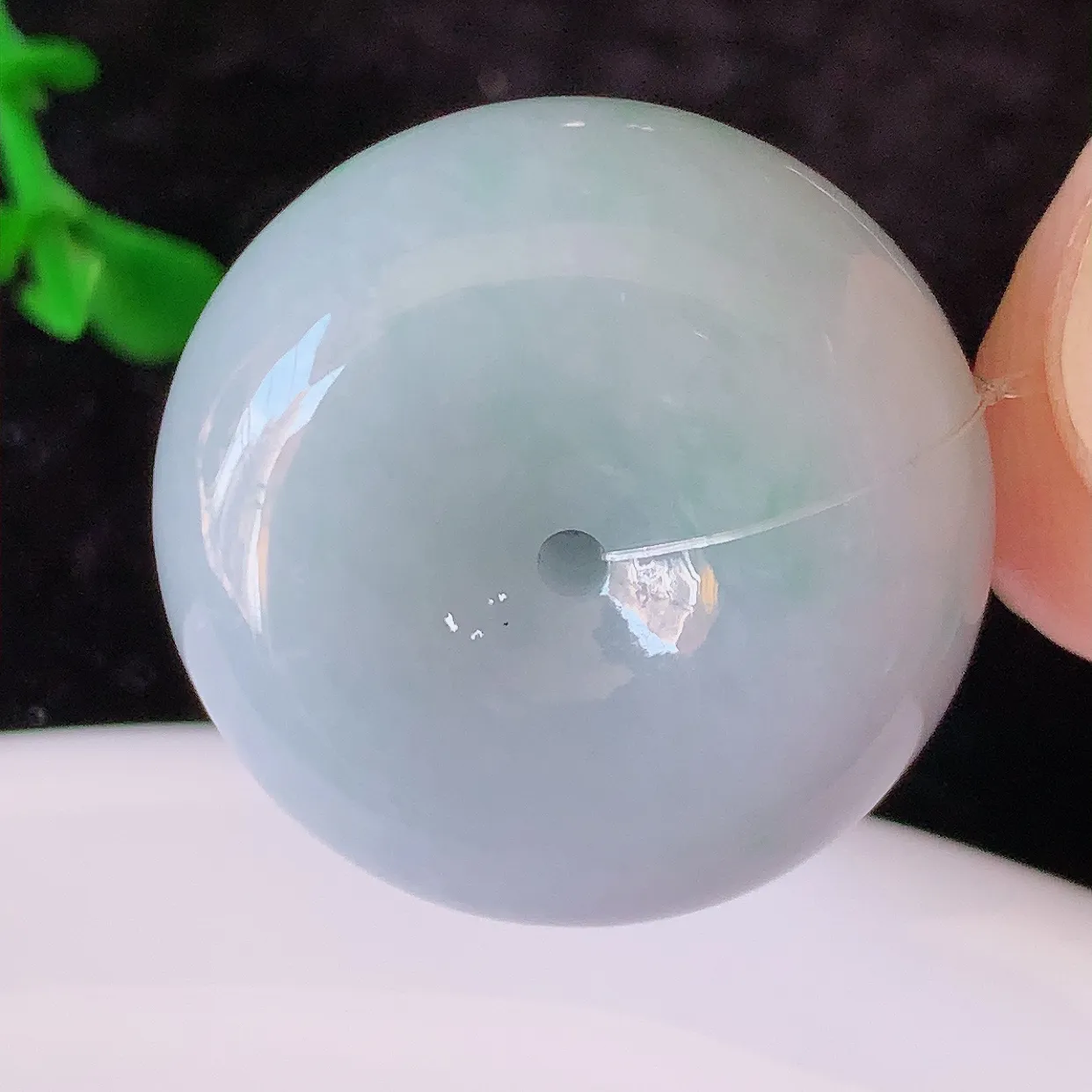 自然光实拍，冰润春带彩翡翠平安扣吊坠，形体饱满圆润，平安扣肥嘟嘟的， 平平安安，种水很好， 配戴精美！#49.31