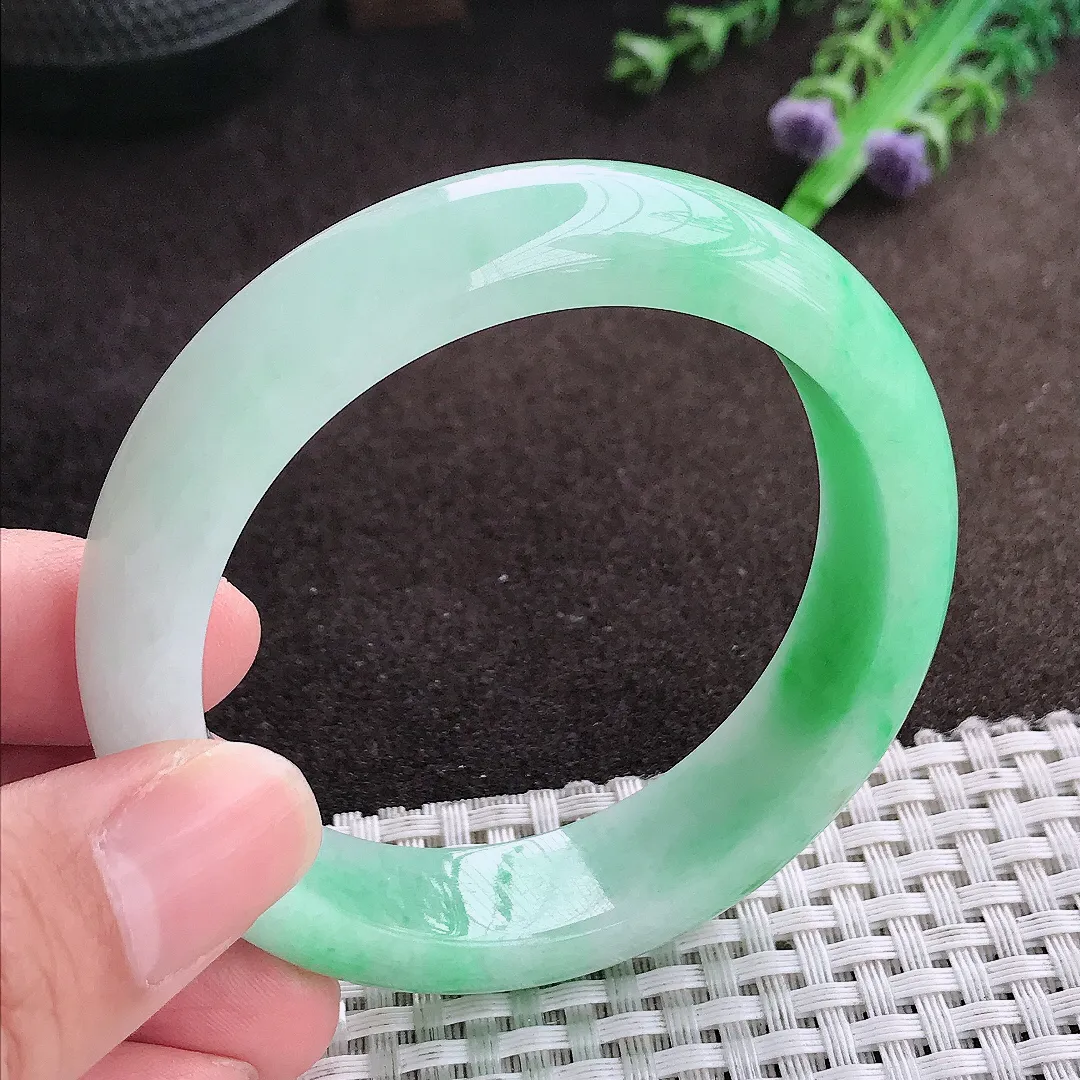自然光54.5/14/8.2老坑精美温润飘绿手镯宽边翡翠玉镯美人镯