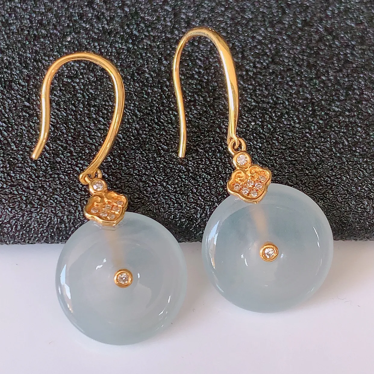 18k金镶嵌冰种翡翠平安扣耳坠，沁人心脾，耳坠佩戴效果大气出众，尽显气质。种水好，胶感足，颜相当漂亮， 高性价比，值得入手品鉴！#01.31整体20裸石12-3mm