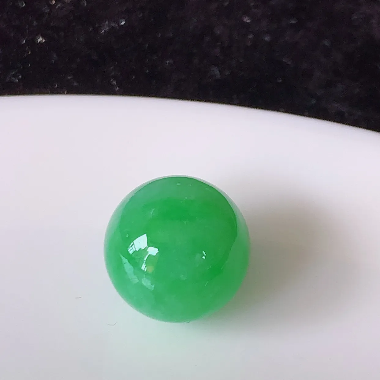 自然光实拍，冰润满绿翡翠路路通、圆珠吊坠，寓意时来运转、财源滚滚，款式新颖时尚，日常百搭的款！ 配图