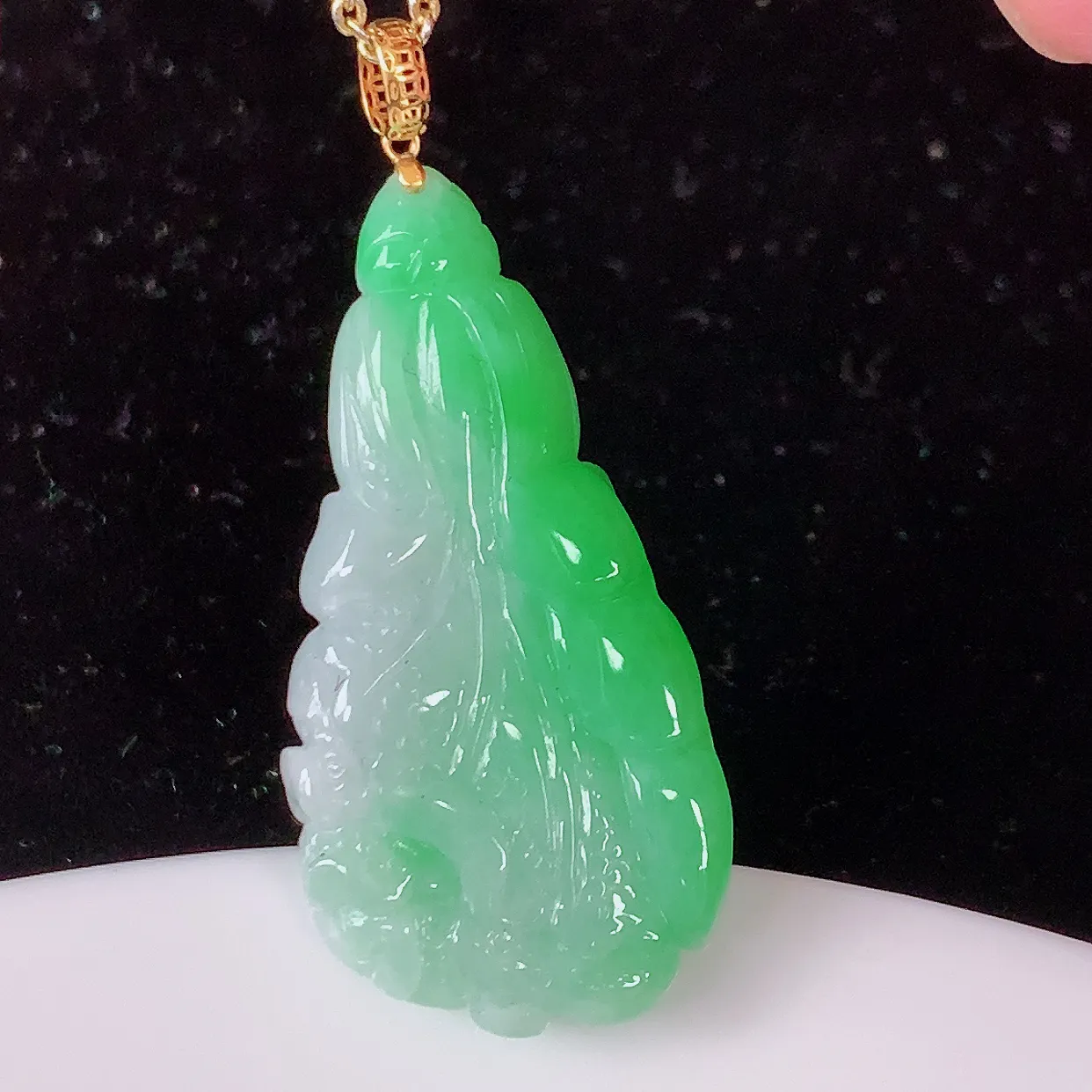 18K金镶嵌飘绿翡翠招百财白菜吊坠，百财聚来，财源滚滚，色泽鲜艳，精工水润的白菜，性价比高！#1.5