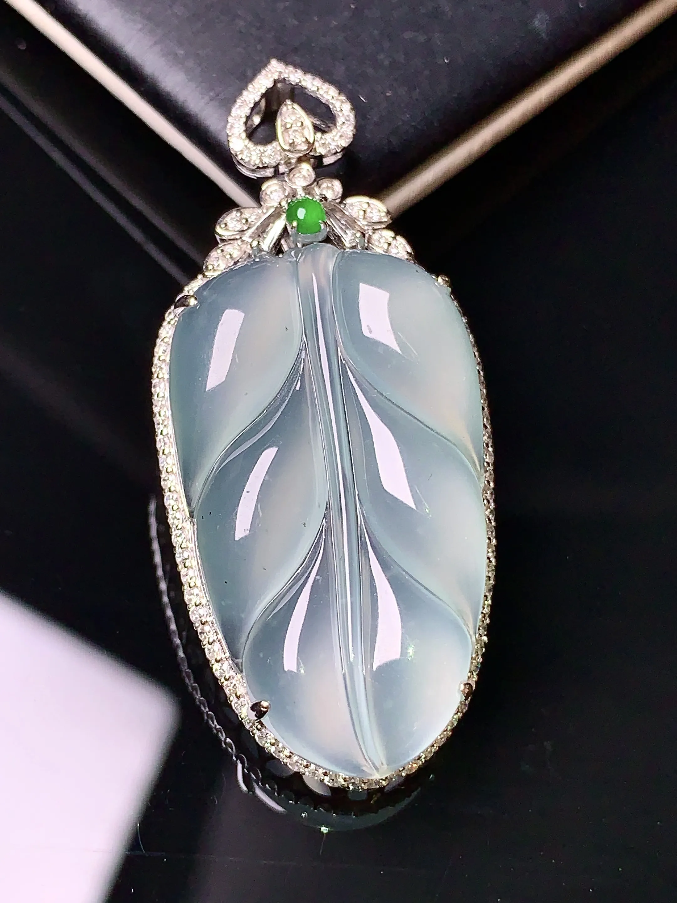 18k金钻镶嵌冰种树叶吊坠 玉质细腻 色泽艳丽 整体尺寸39.5*17.8*7