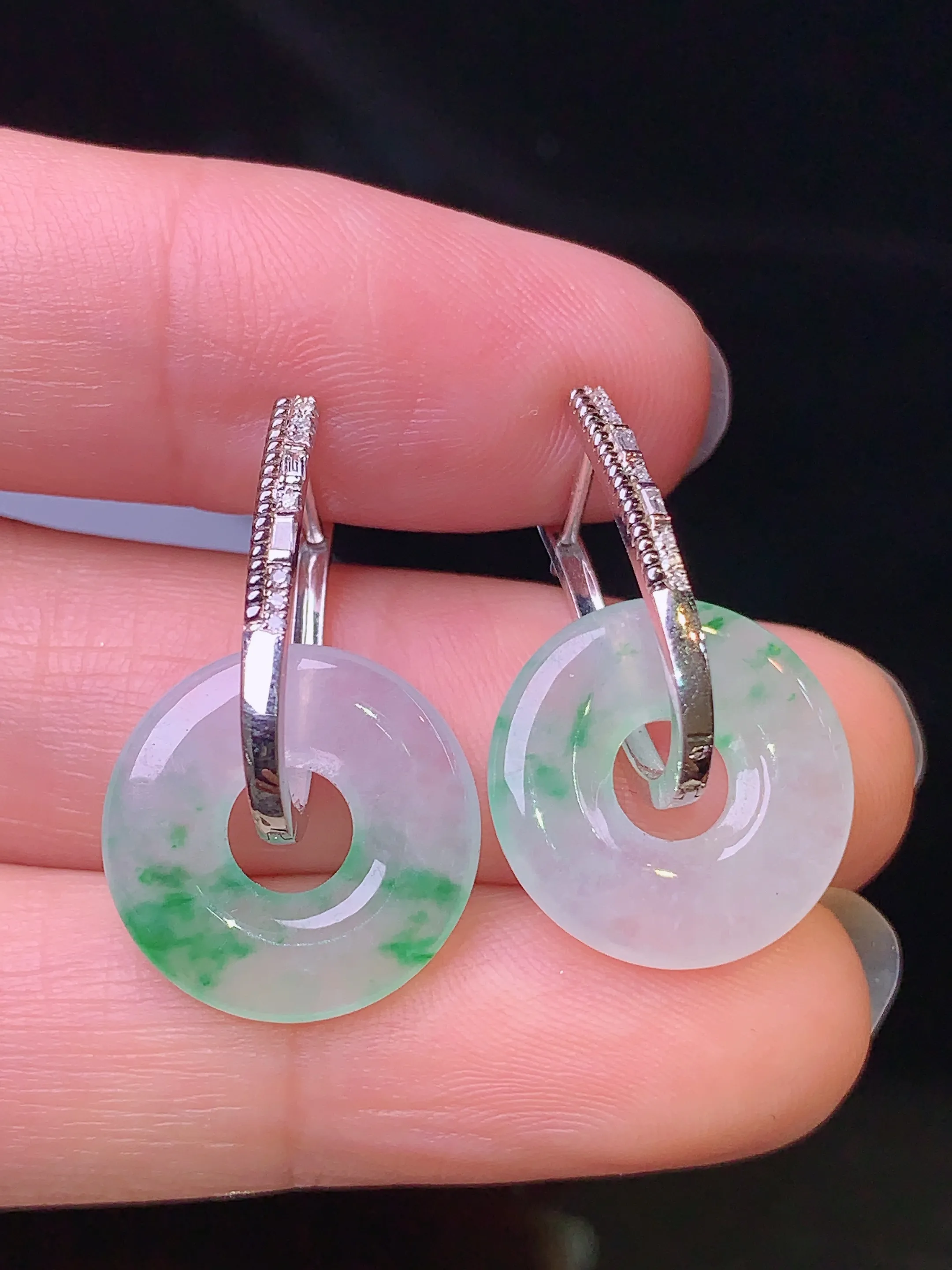 18k金钻镶嵌飘绿平安扣耳坠 玉质细腻 色泽艳丽 整体尺寸24.8*15.3*2.7