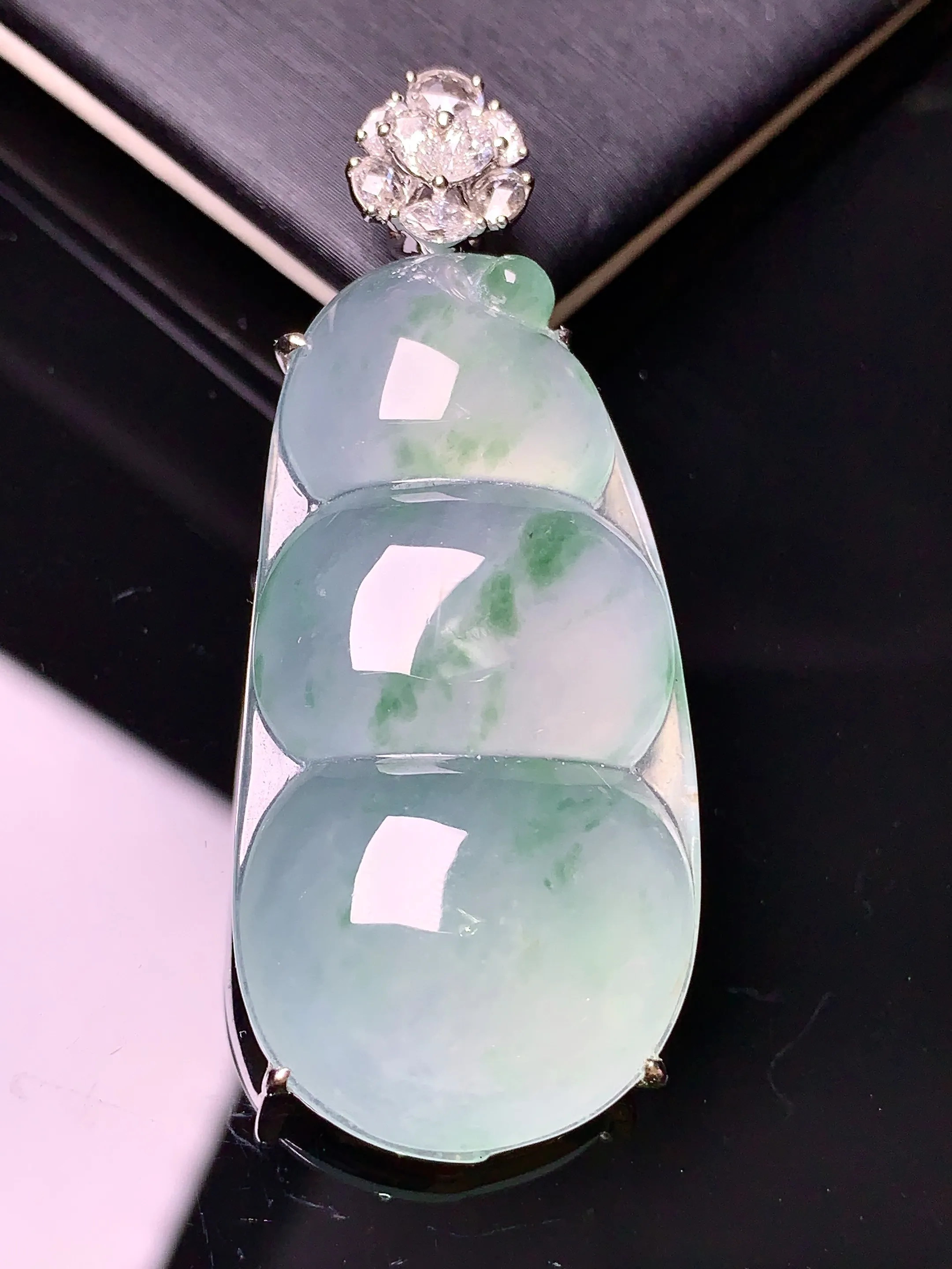 18k金钻镶嵌冰种四季豆吊坠 玉质细腻 色泽艳丽 整体尺寸50.2*20.8*9.5