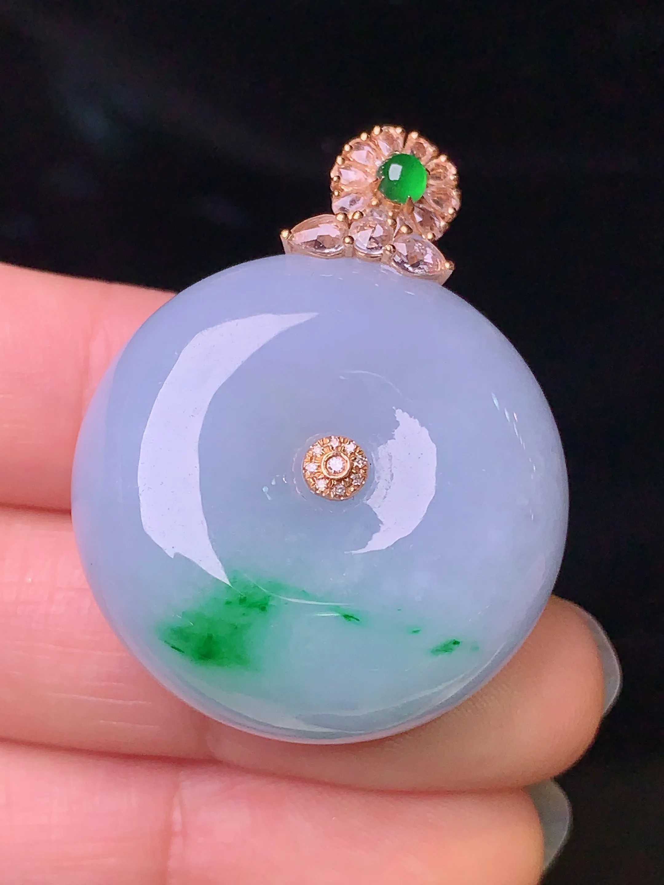 18k金钻镶嵌飘绿平安扣吊坠 玉质细腻 色泽艳丽 整体尺寸36.7*28.5*13.6