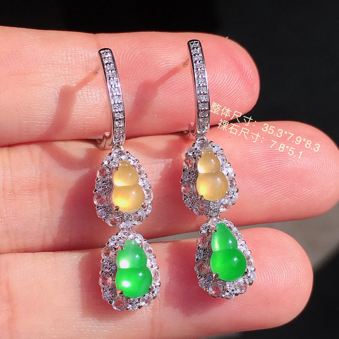 （黄+绿）二合一耳坠，色泽均匀艳丽，玉质细腻，荧光感超
强，饱满圆润，尽显优雅气质，18k
金豪华镶嵌