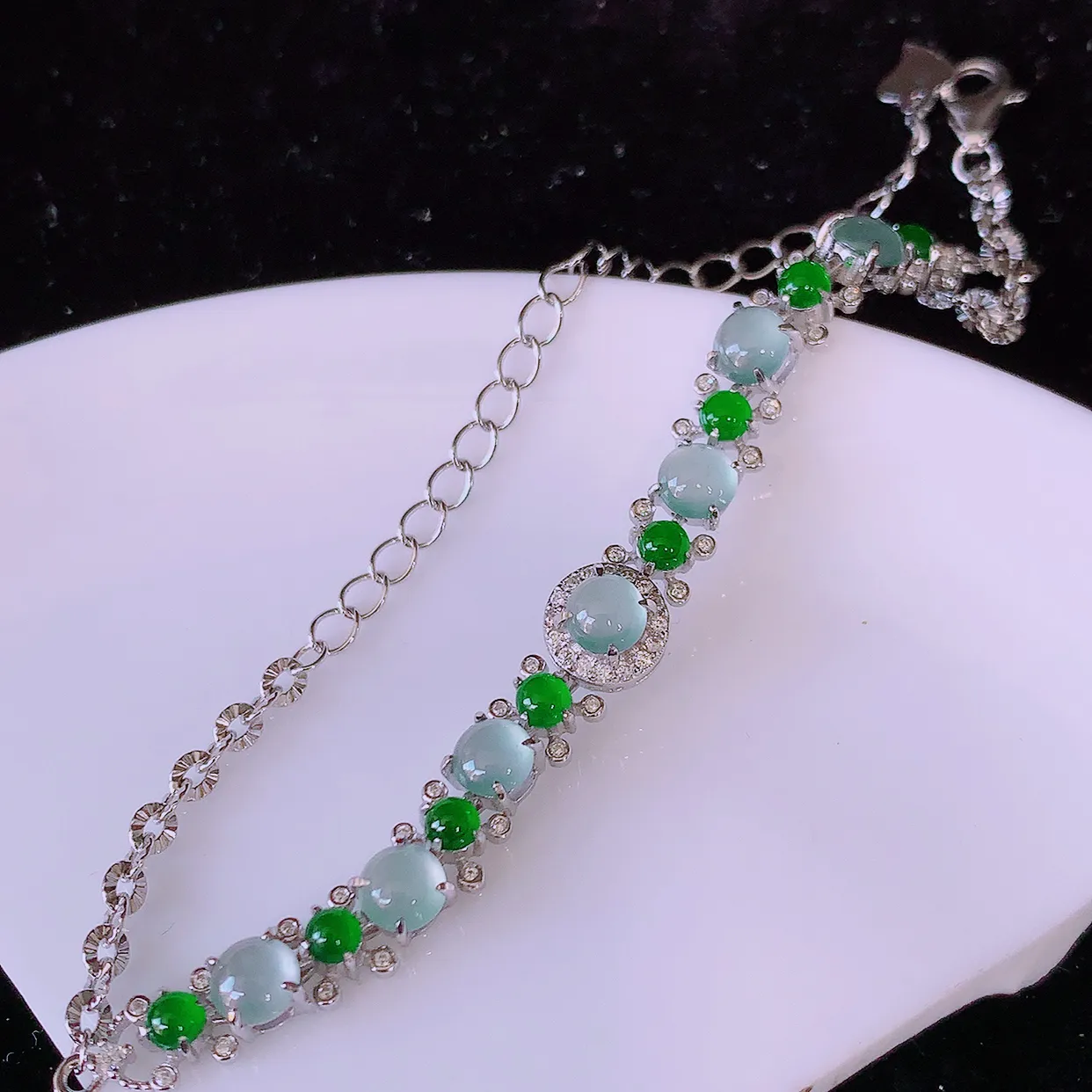 冰透满绿翡翠925银镶嵌手链，自然光实拍，翠色灵动，颜色漂亮，种老水足， 品相佳， 佩戴佳品！#97.31整体7*7*5.5裸石4.2*4.2mm