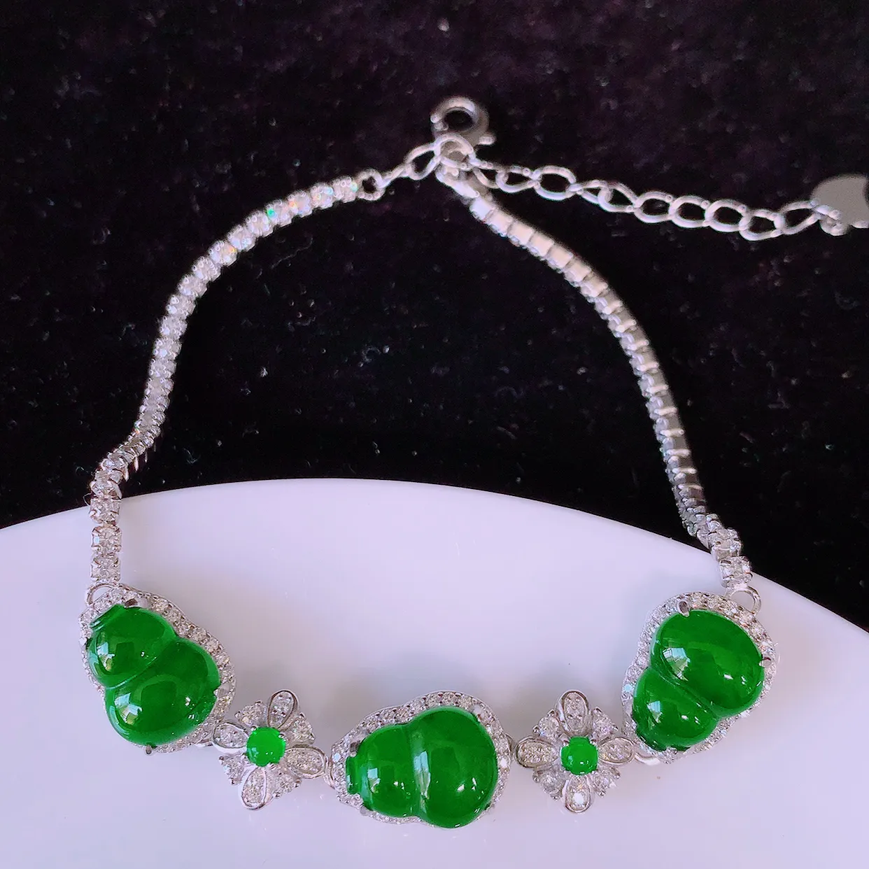 冰透满绿翡翠925银镶嵌葫芦手链，自然光实拍，翠色灵动，颜色漂亮，种老水足，品相佳，佩戴佳品！#97