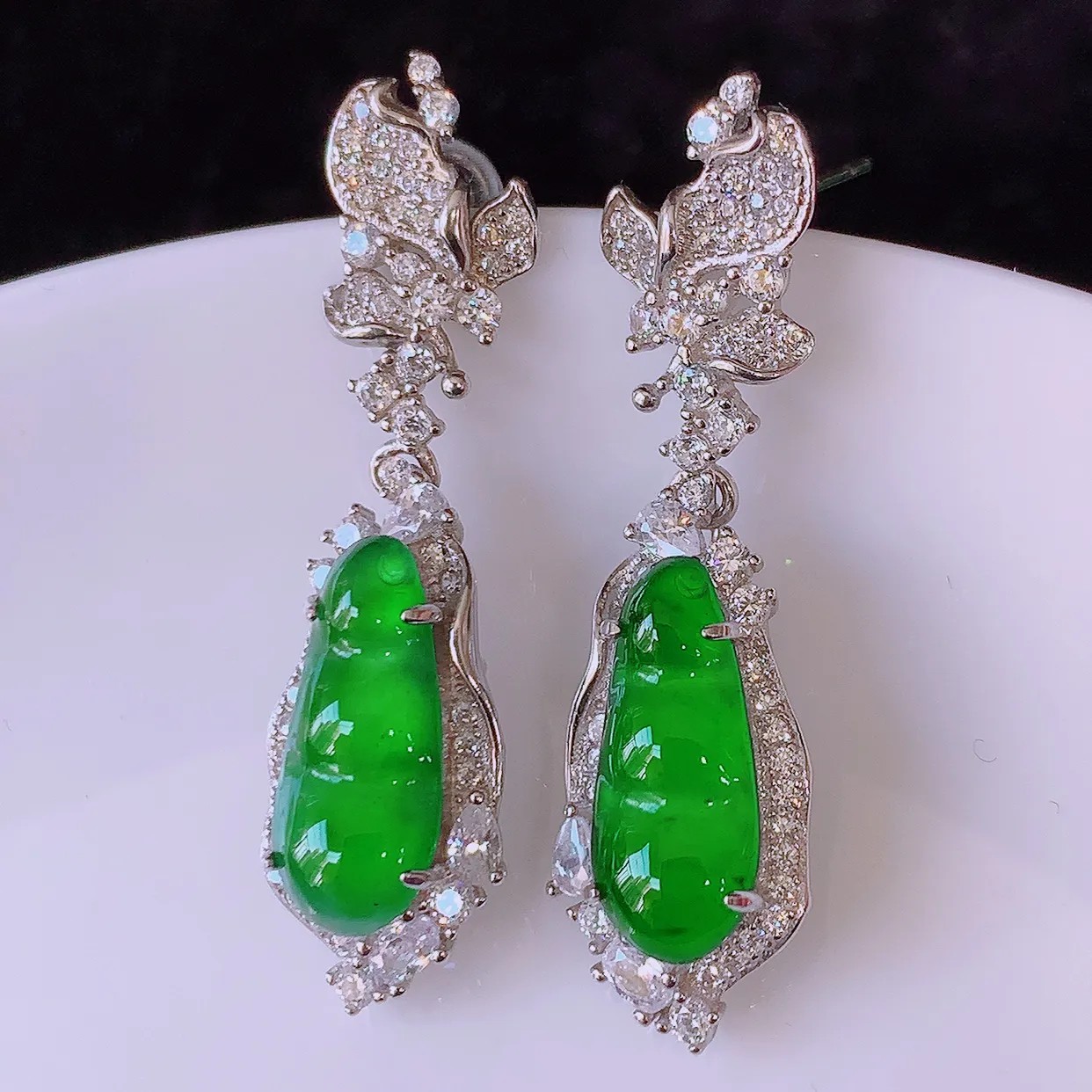 冰透满绿翡翠925银镶嵌福豆耳坠，自然光实拍，翠色灵动，颜色漂亮，种老水足，品相佳，佩戴佳品！#97.31整体35.5*10*6.5裸石14.5*6 mm