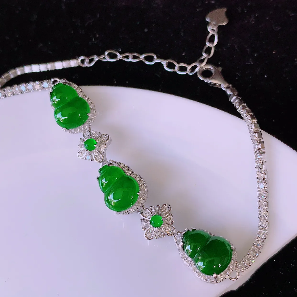 冰透满绿翡翠925银镶嵌葫芦手链，自然光实拍，翠色灵动，颜色漂亮，种老水足，品相佳，佩戴佳品！#97.31葫芦整体11.5*9*6.2  裸石9.5/7mm