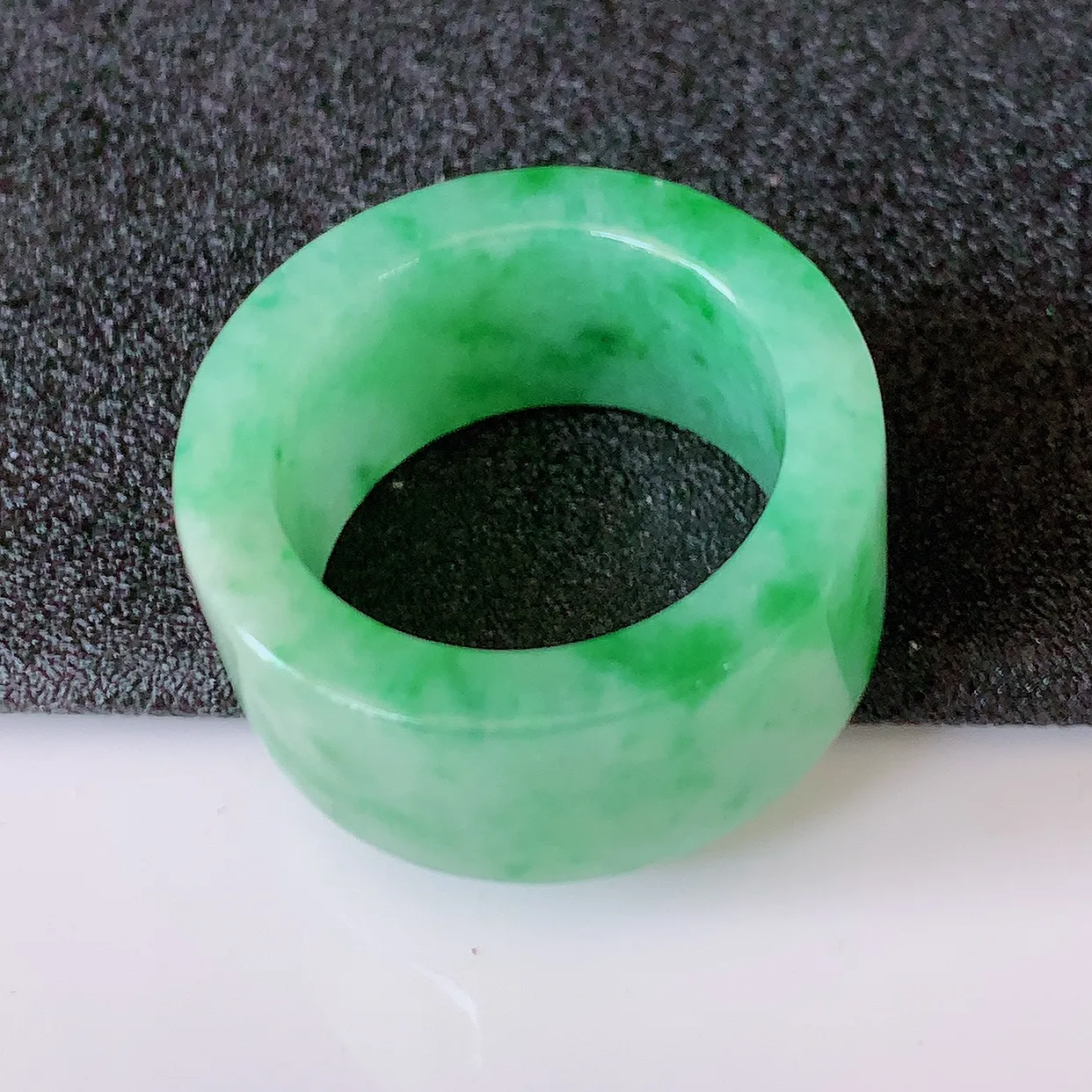 自然光实拍，21mm内径冰飘绿翡翠扳指，冰润指环，玉扳指，戒指，财源滚滚，玉质细腻起胶，26圈口，种水好！#68.31 尺寸21*12*3.9 mm