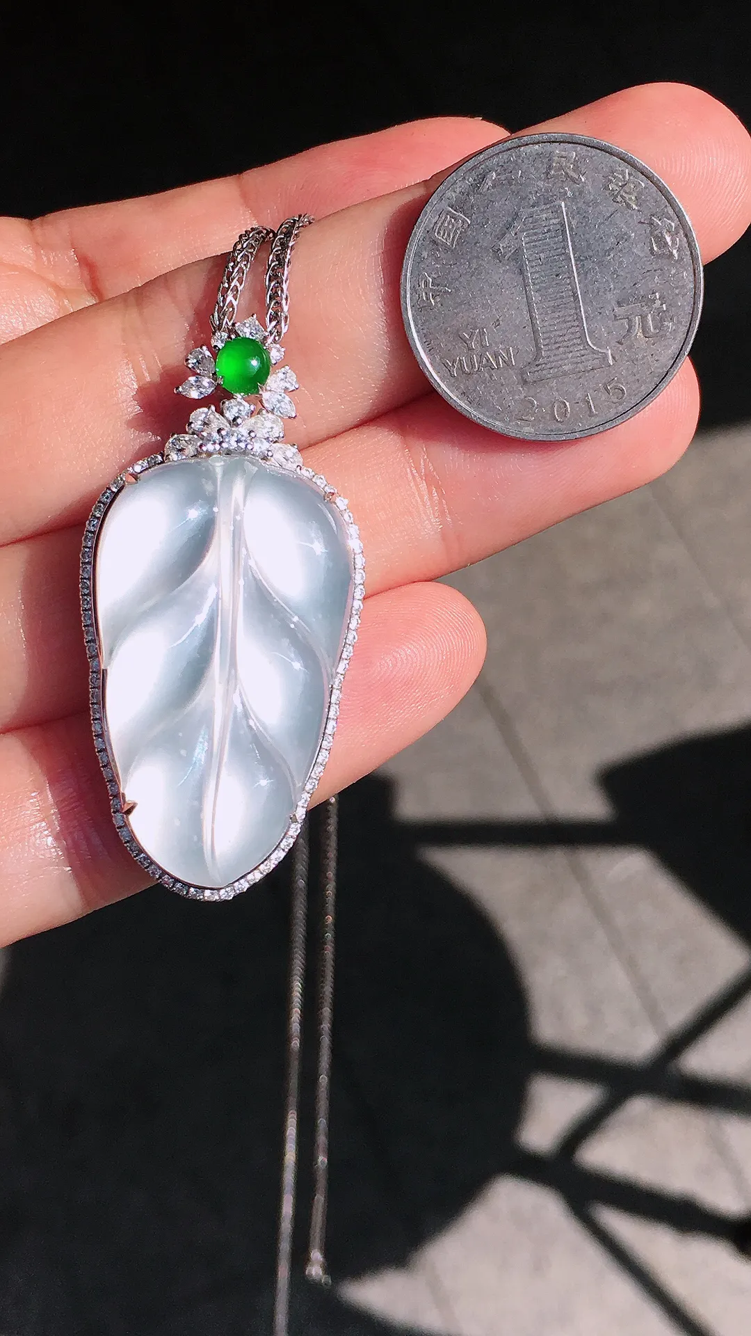 冰种玉叶吊坠，玉质细腻，荧光感超
强，饱满圆润，尽显优雅气质，18k
金豪华镶嵌