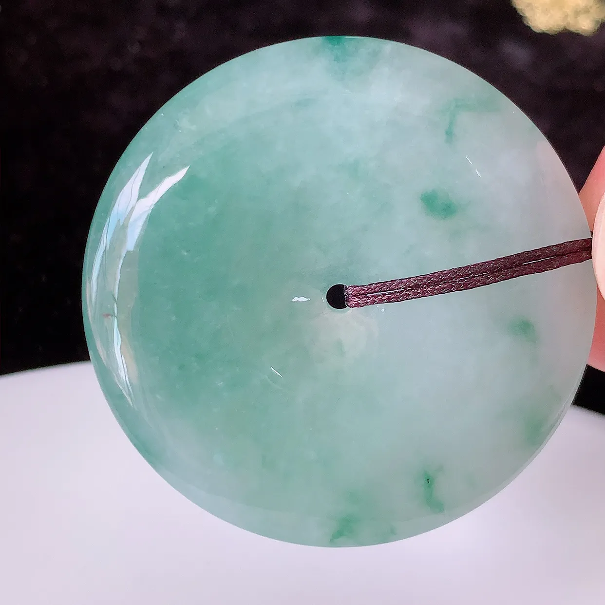 自然光实拍，大件冰飘花翡翠平安扣吊坠，种老水足，雕工精湛 ，寓意美好， 佩戴时尚出众！#05.31