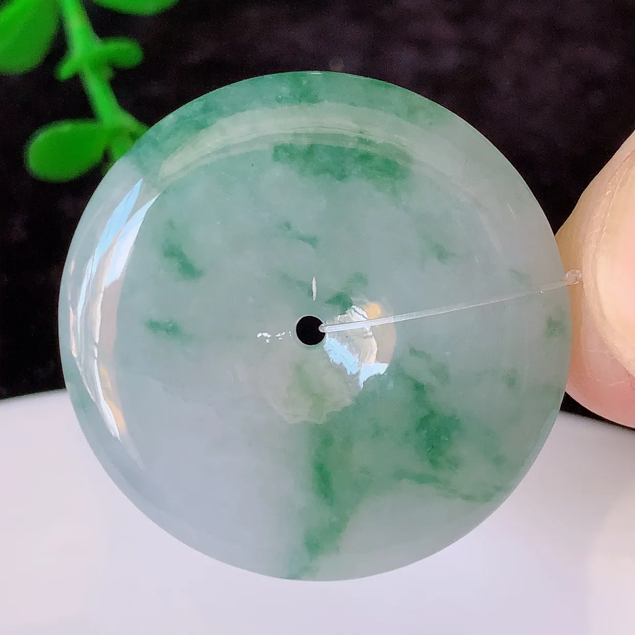 自然光实拍，冰飘花翡翠平安扣吊坠，形体饱满圆润，平安扣肥嘟嘟的，平平安安，种水很好， 配戴精美！#4