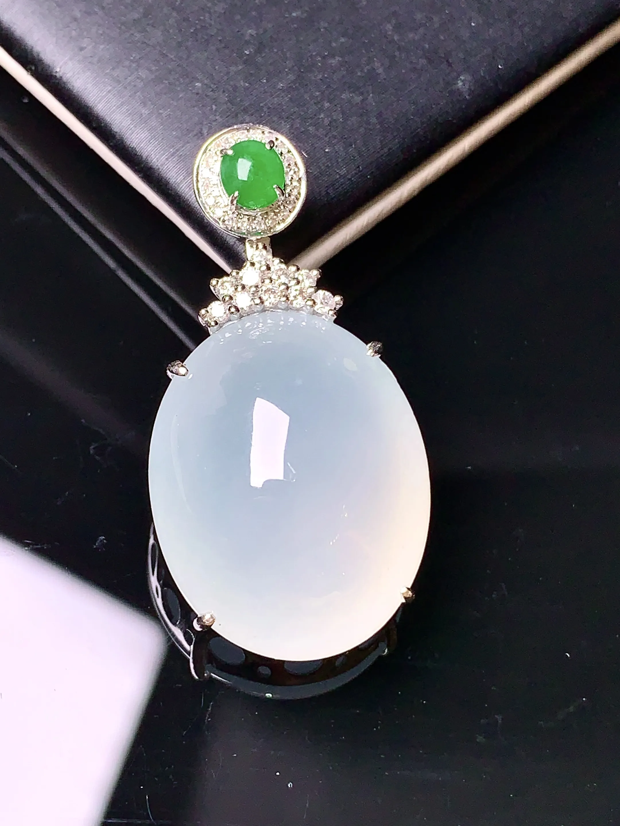 18k金钻镶嵌冰种蛋面吊坠 玉质细腻 色泽艳丽 整体尺寸33.5*17.2*10.6