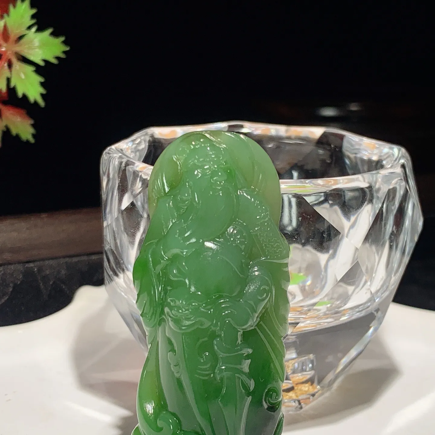 和田玉阳绿俄罗斯碧玉武财神关公挂件。尺寸59/25/14重33克。玉质细腻油润。手推出油。佩戴高端典雅。lt251107