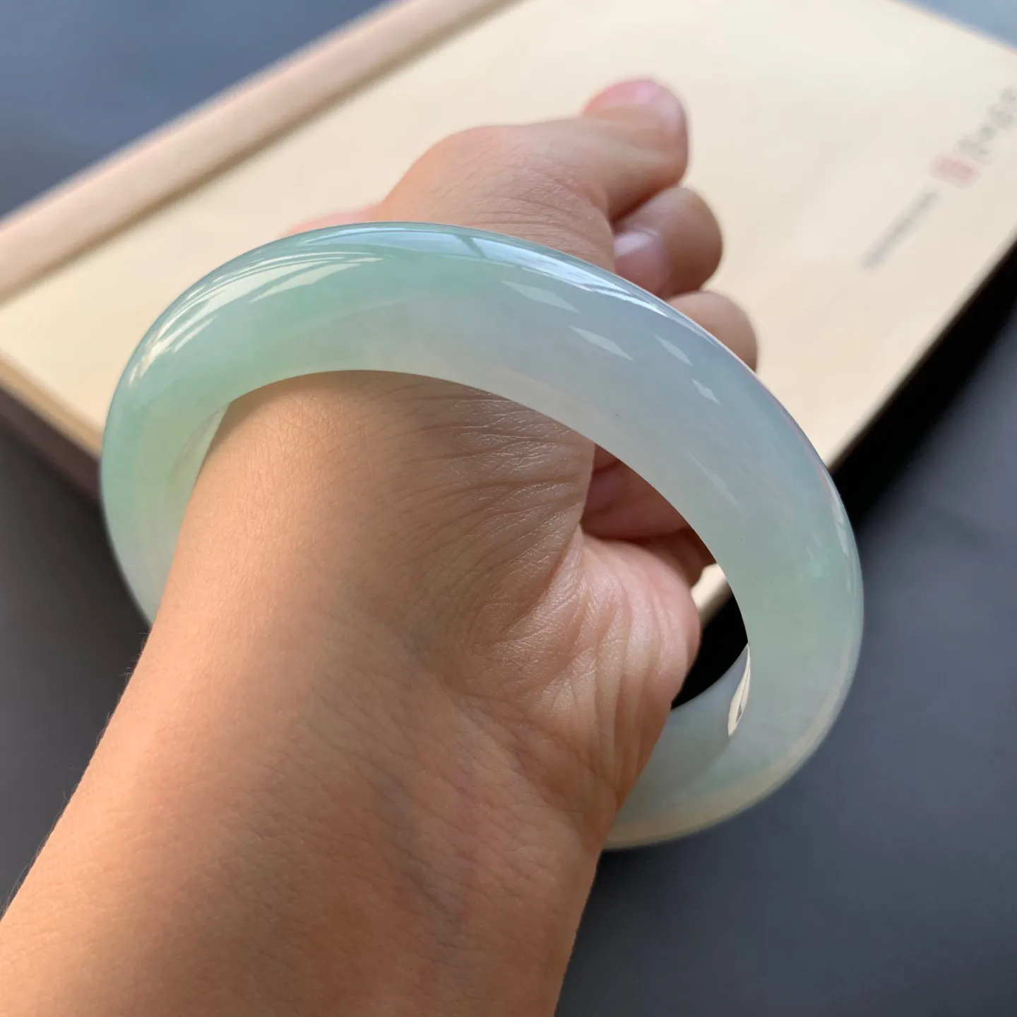 58.6圈口冰晴底正圈手镯 尺寸：58.6-13.6-9.3，无纹裂，水润起胶，版型厚装