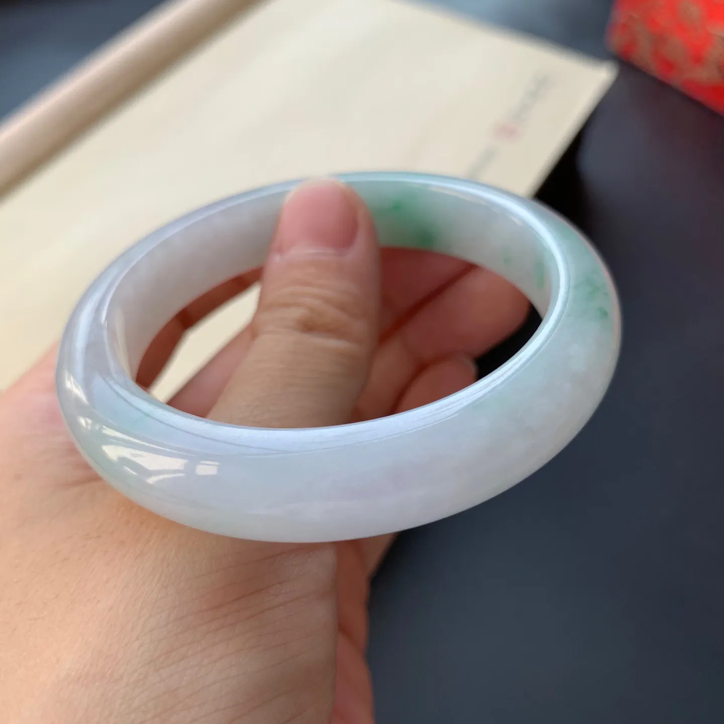 54圈口飘绿正圈手镯 尺寸：54-11.8-8.2，无纹裂，细腻光滑，色泽靓丽